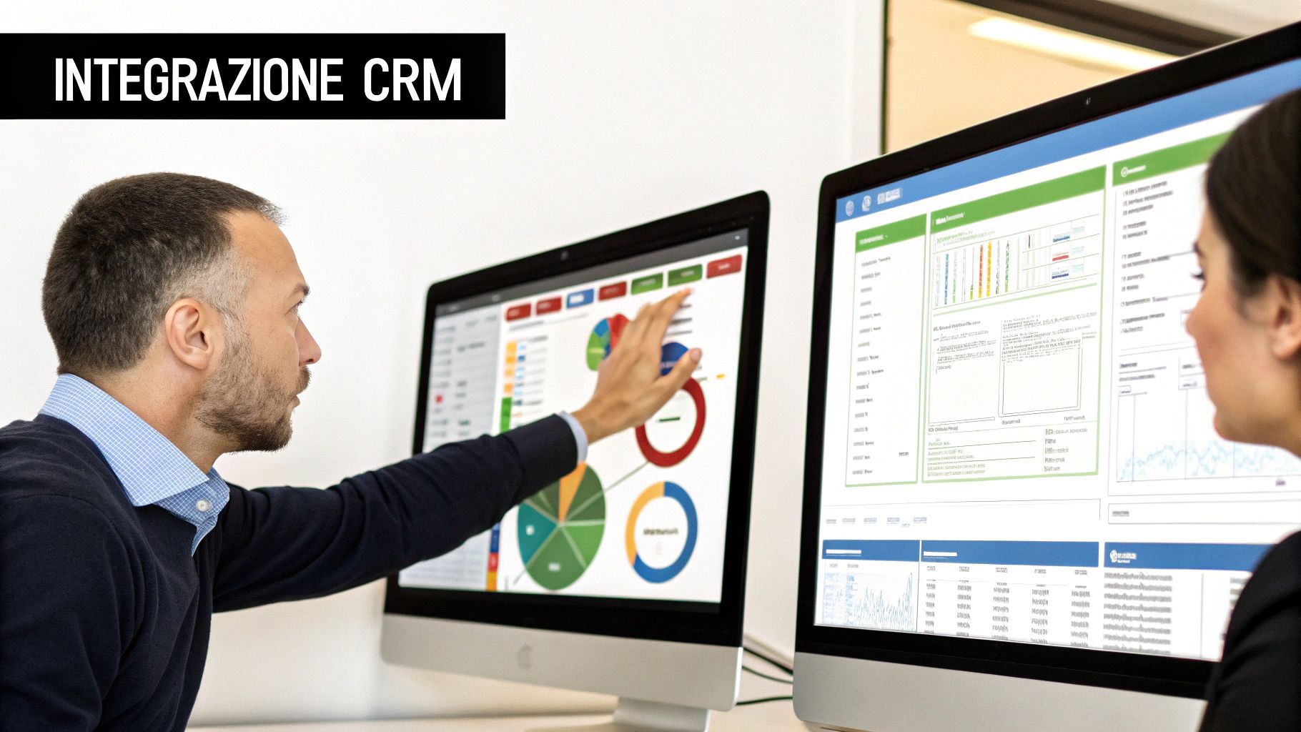 Un uomo e una donna analizzano dati su monitor di computer, mostrando l'integrazione CRM.