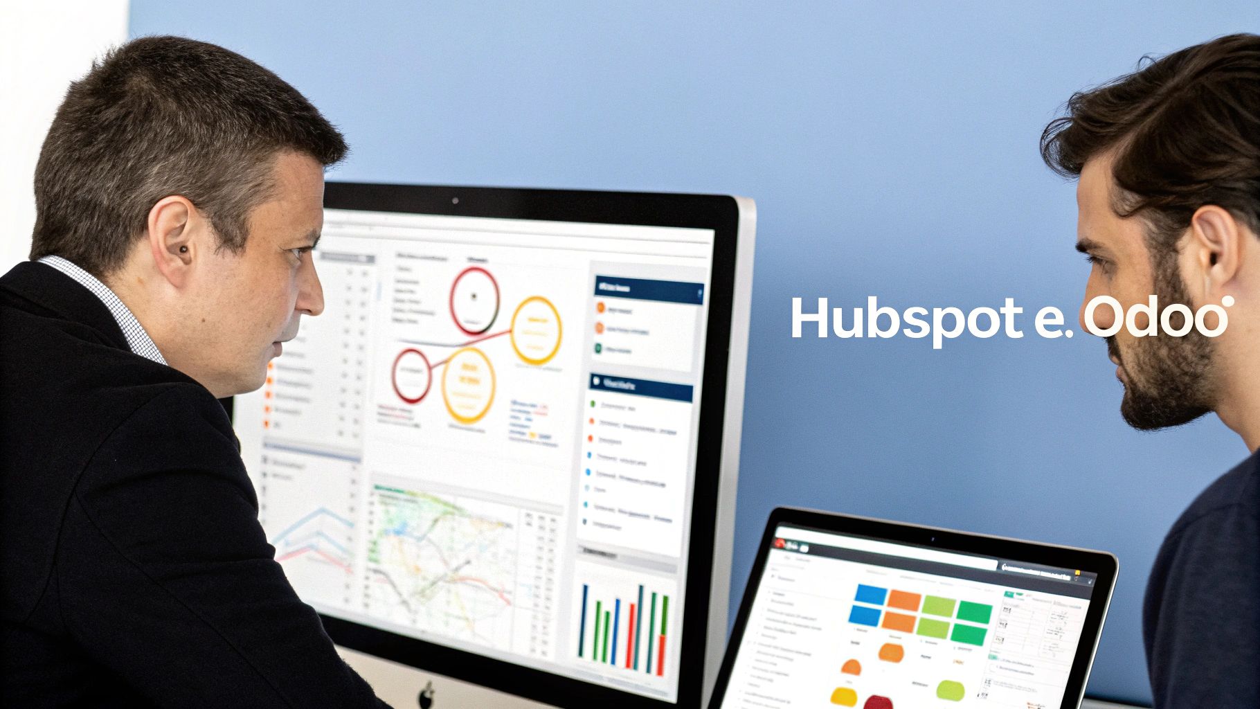 Due uomini al computer esaminano dashboard e dati su Hubspot e Odoo in un ufficio moderno.