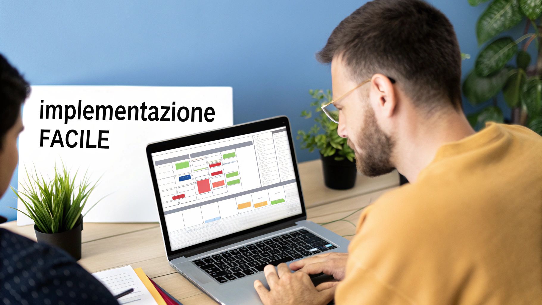Un uomo con gli occhiali guarda un laptop che mostra un'interfaccia di gestione progetti. Il testo 'implementazione FACILE' è visibile.