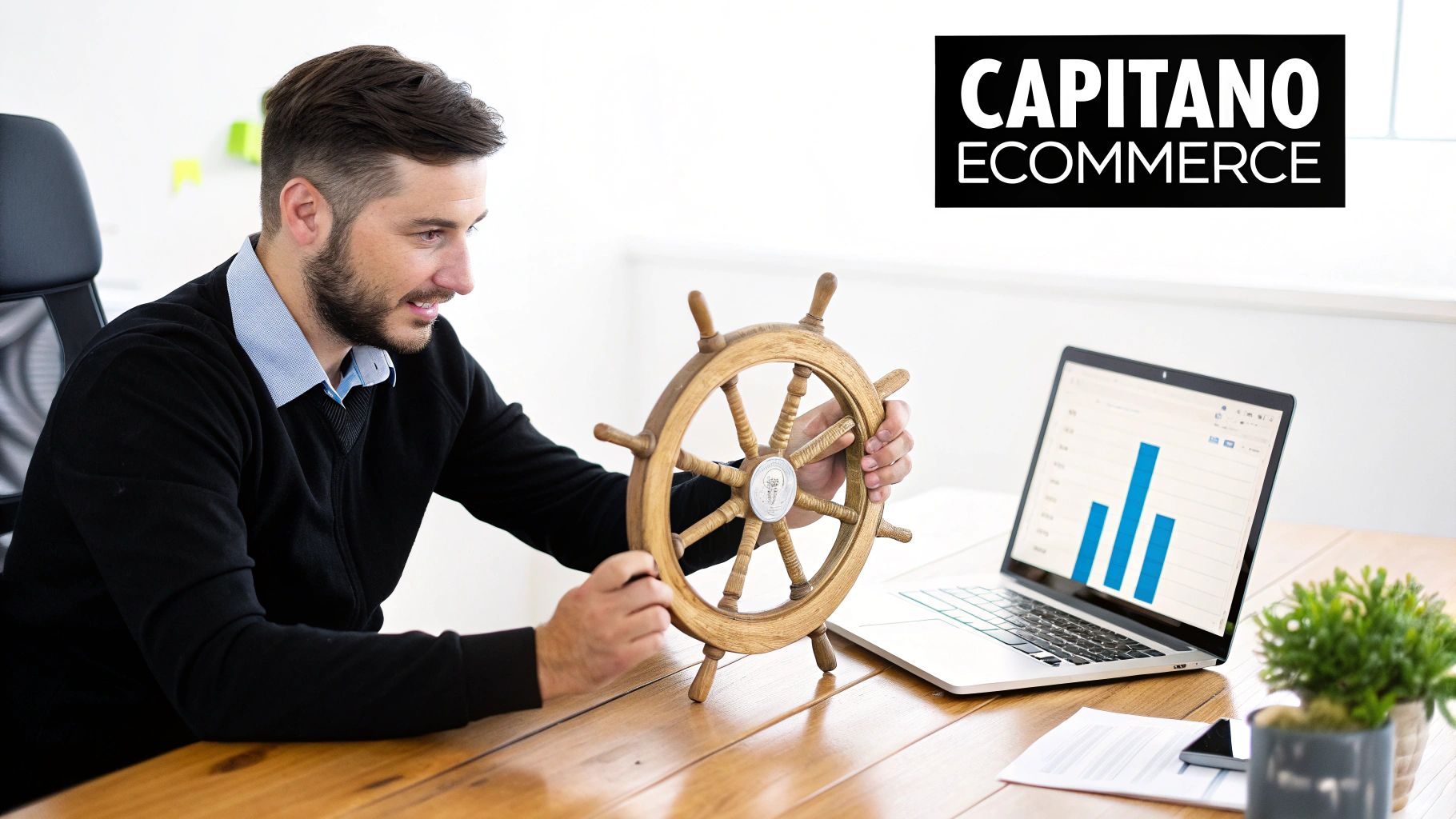 Uomo barbuto che tiene un timone in legno, seduto a una scrivania con laptop e grafico. Concetto CAPITANO ECOMMERCE.