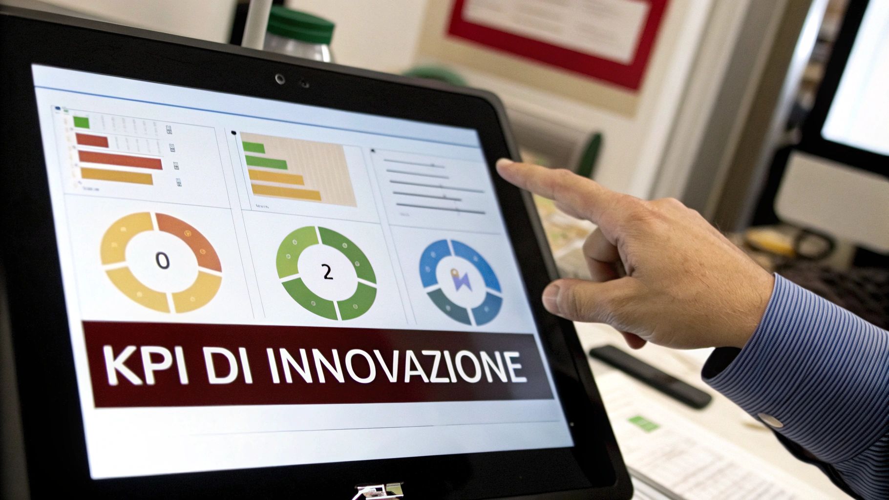 Una mano tocca un tablet che visualizza una dashboard con KPI di innovazione e grafici analitici.