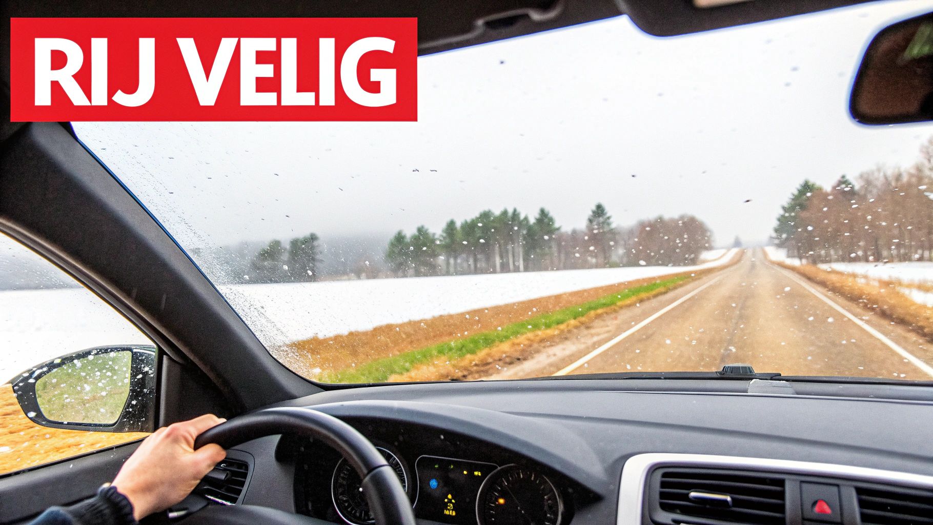 Een persoon bestuurt een auto op een besneeuwde weg, met het opschrift 'RIJ VEILIG' prominent in beeld.