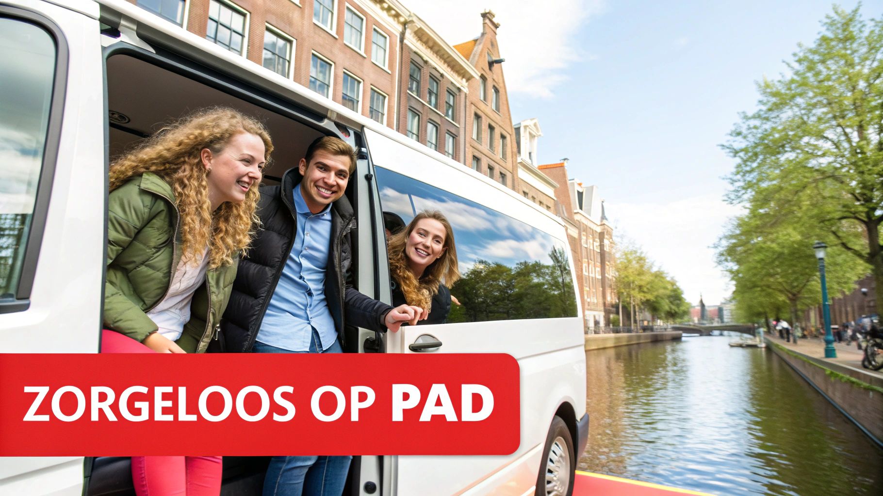 Vrolijke vrienden kijken uit een witte bus langs een Amsterdamse gracht, ideaal voor zorgeloos uitgaan.