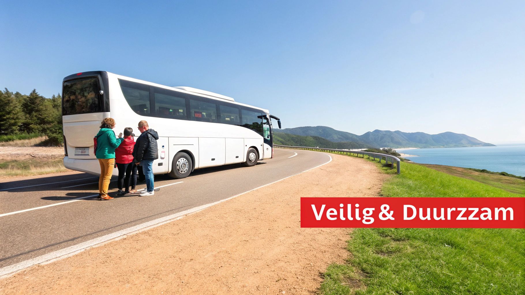Witte touringcar met drie mensen langs een schilderachtige kustweg, uitkijkend over de zee en bergen.