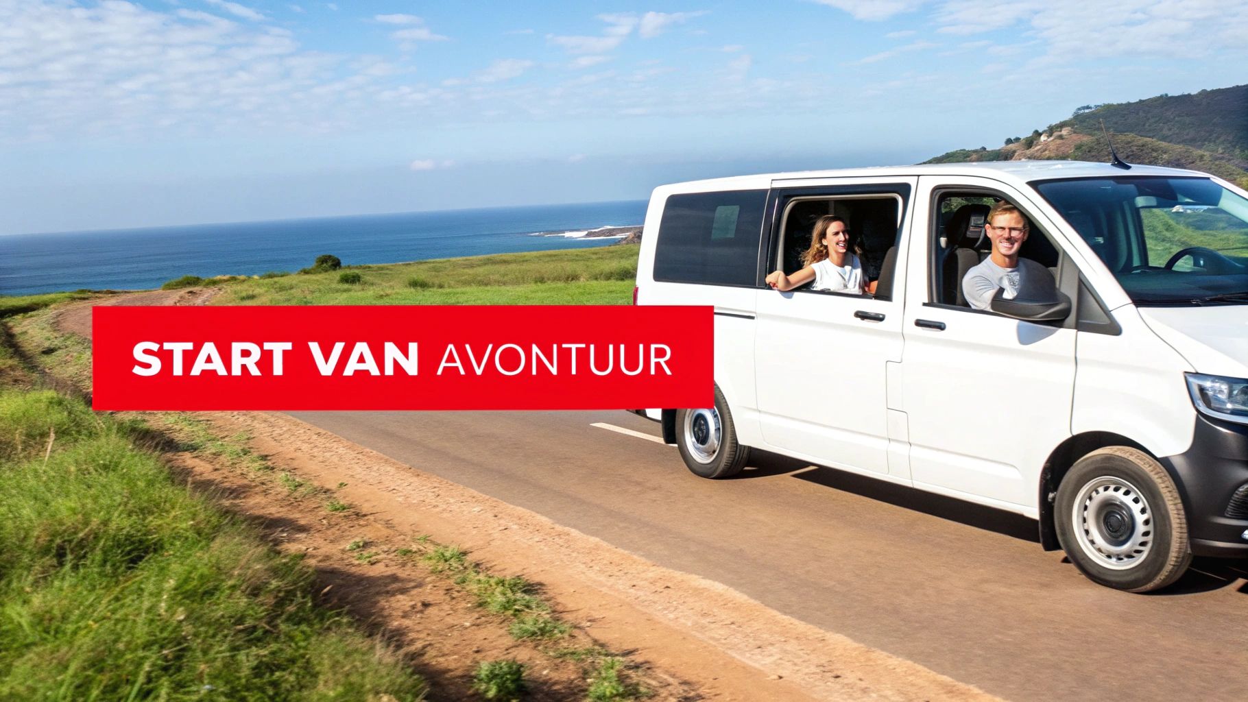 Een glimlachend stel rijdt in een wit busje langs de kustweg met een banner 'Start van Avontuur'.