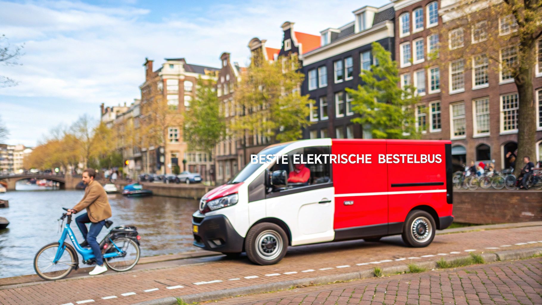 Een witte en rode elektrische bestelbus rijdt door Amsterdam langs een gracht, met een fietser en historische gebouwen.