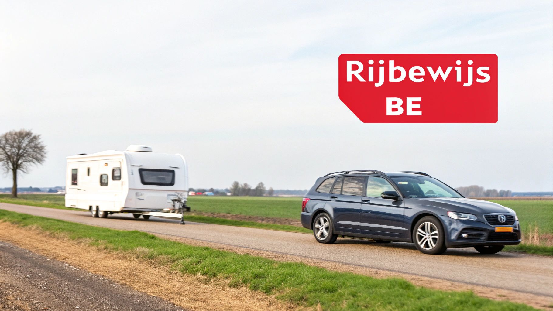 Blauwe auto trekt witte caravan op een landweg, met een rood bord 'Rijbewijs BE'.