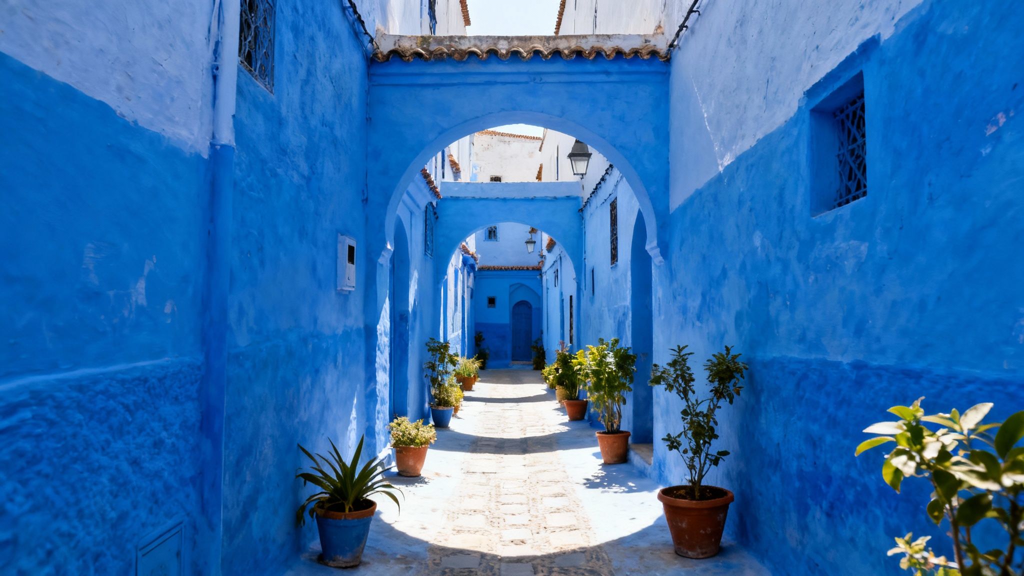 road trip maroc 15 jours: itinéraire complet et conseils 2 Paysage de la côte atlantique marocaine avec la ville d'Essaouira en arrière-plan