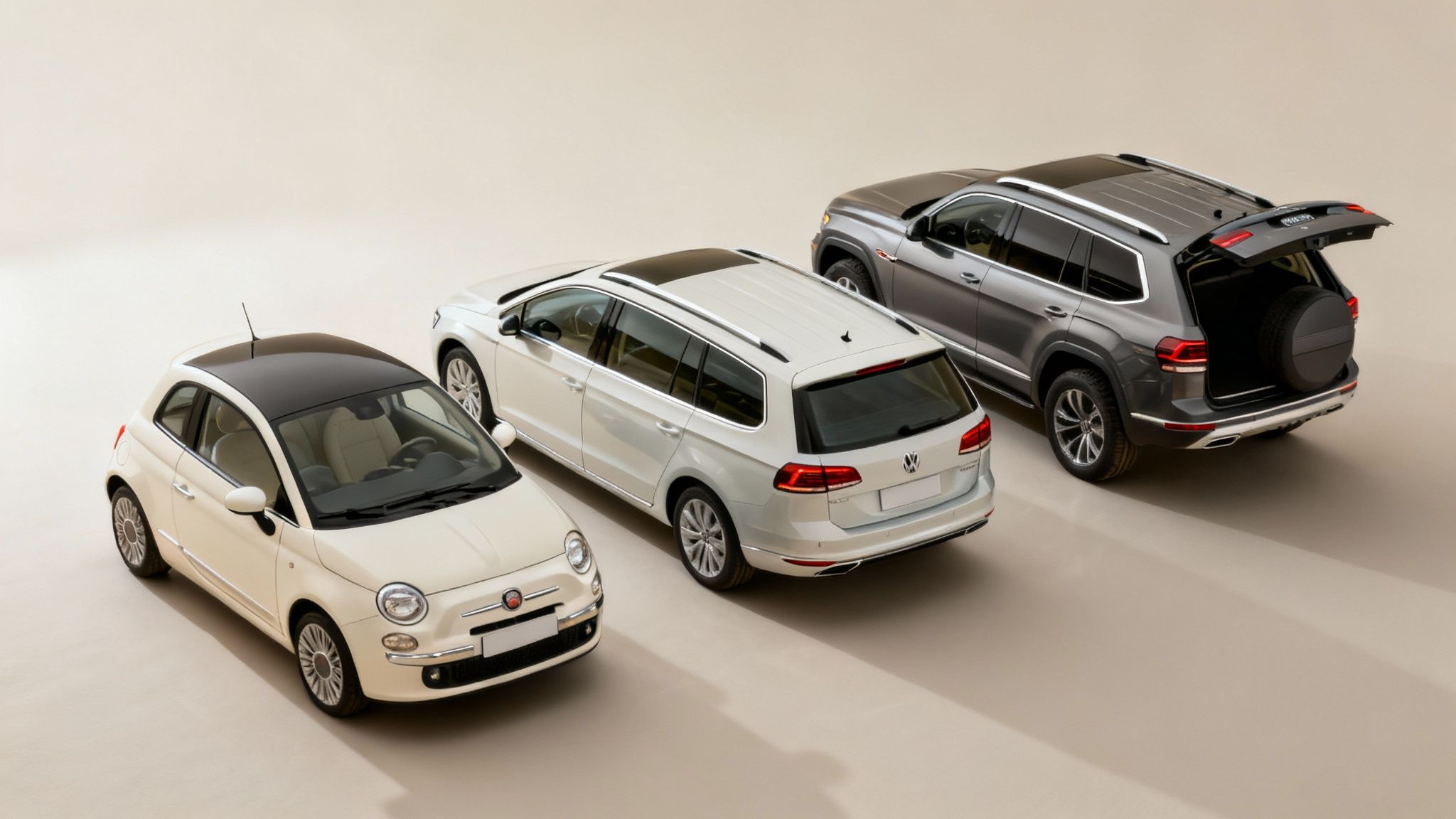 Trois voitures de différentes tailles, une citadine, un break et un SUV, garées sur un fond clair.