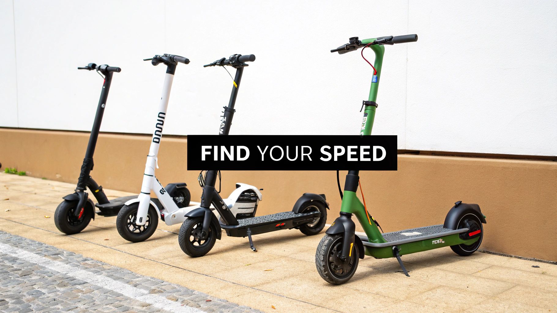 Neli erinevat elektrilist tõukeratast, must, valge ja roheline, on väljas pargitud, vihjates erinevatele kiirusvalikutele.