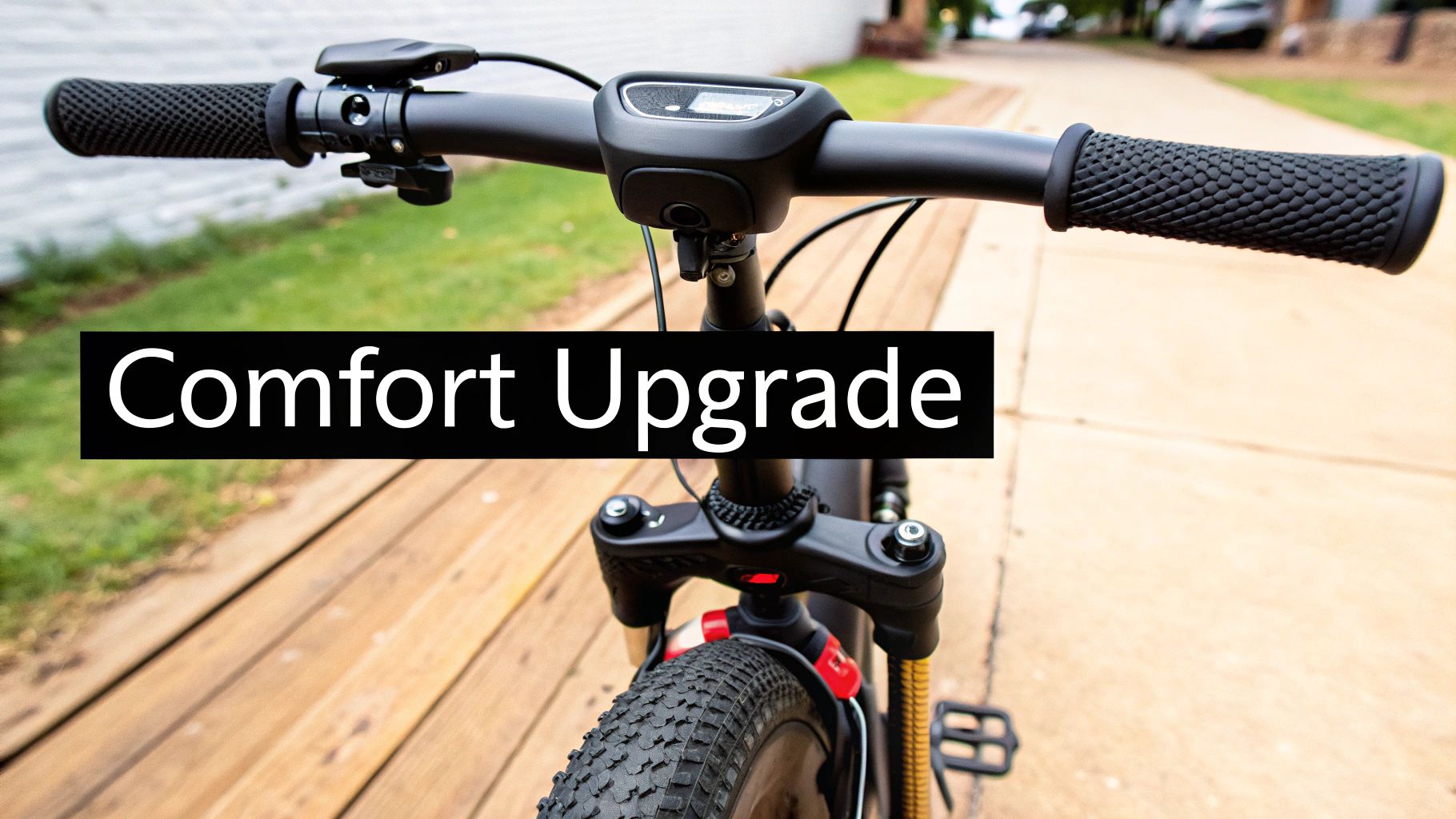 Zbliżenie na kierownicę, wyświetlacz i przednie koło roweru elektrycznego na ścieżce, z tekstem „Ulepszenie komfortu”.