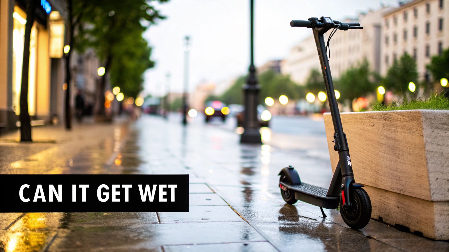 An hulajnoga elektryczna zaparkowany na mokrym chodniku miasta, odbijając latarnie i odległe budynki.