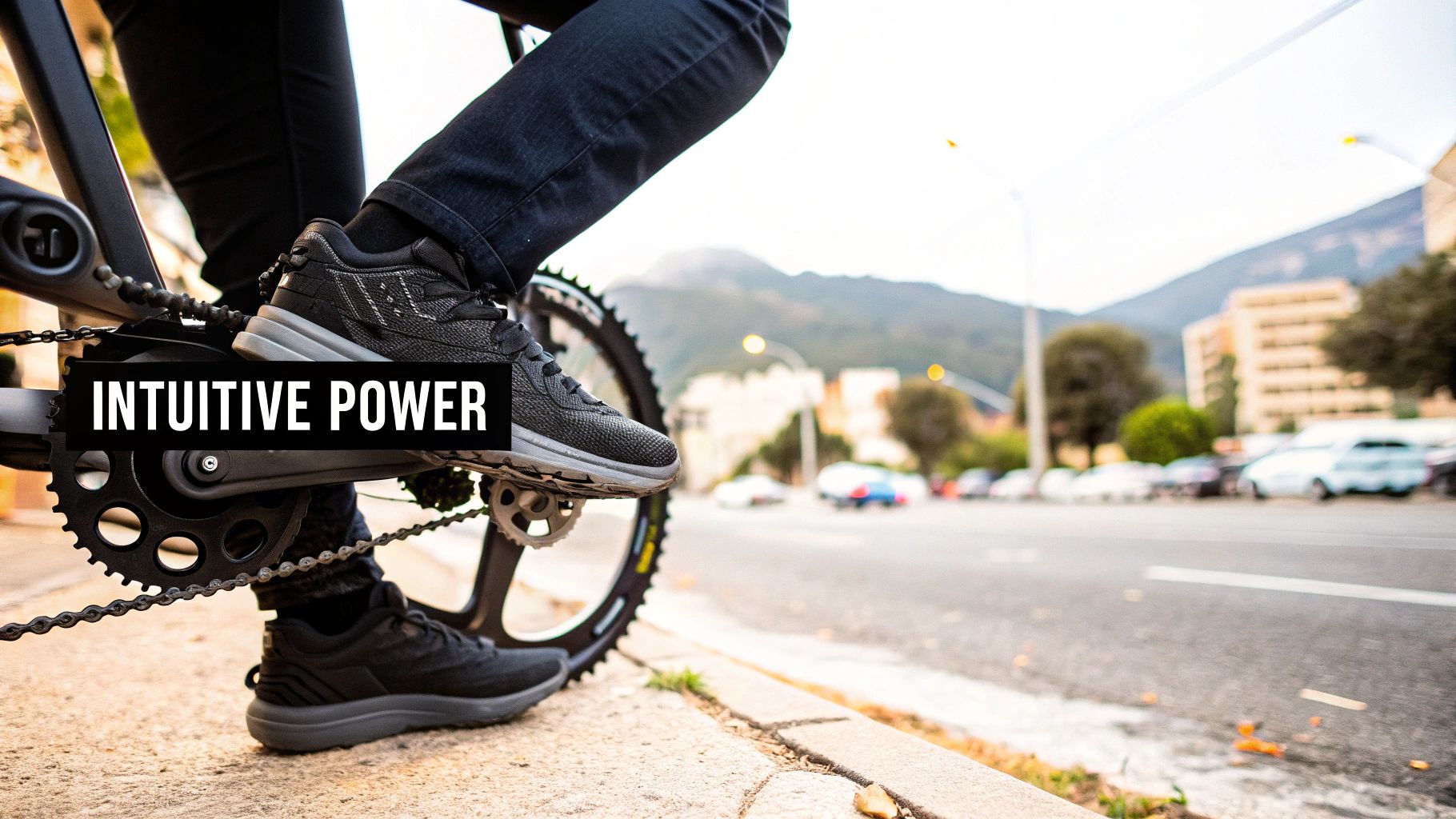 Detail nohy osoby na pedálu a řetězu elektrokola s textem &quot>INTUITIVNÍ VÝKON".