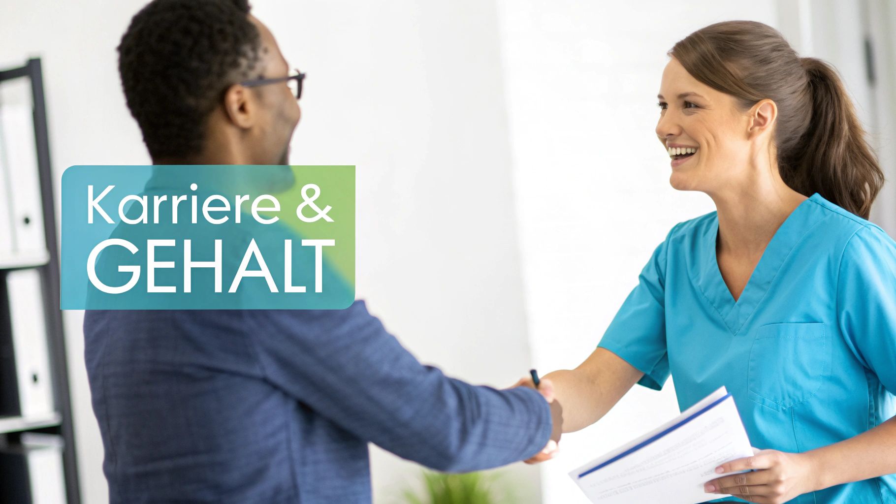 Zwei lächelnde Personen, eine Pflegekraft und ein Mann, schütteln sich die Hände. Text: Karriere & Gehalt.