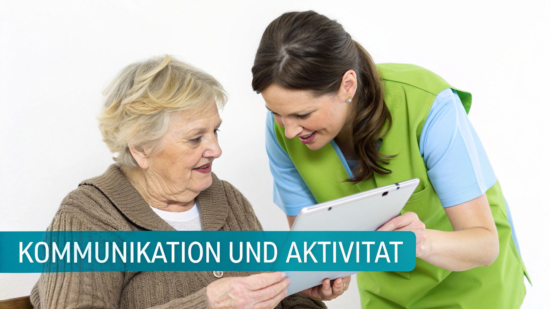 Pflegekraft und Seniorin sprechen über Inhalte auf einem Tablet, unterstrichen von 'Kommunikation und Aktivität'.