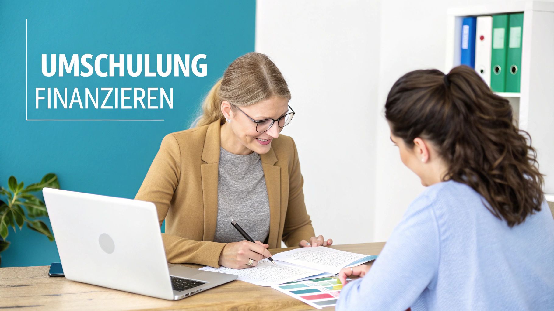 Eine Beraterin hilft einer Kundin bei der Finanzierung einer Umschulung am Schreibtisch.