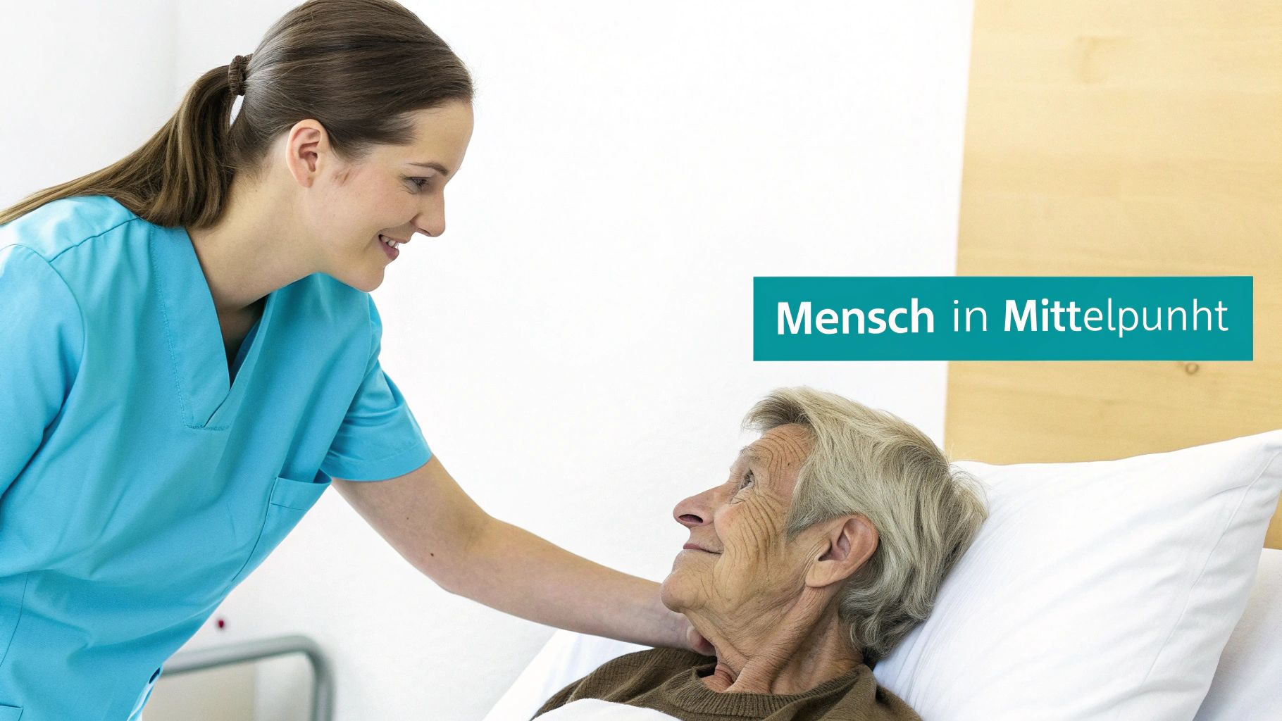 Eine lächelnde junge Pflegerin kümmert sich liebevoll um eine ältere Patientin im Krankenhausbett.