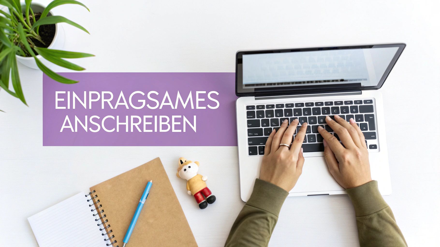 Person tippt auf Laptop, um ein einprägsames Anschreiben zu erstellen, auf einem Schreibtisch mit Notizbuch und Pflanze.