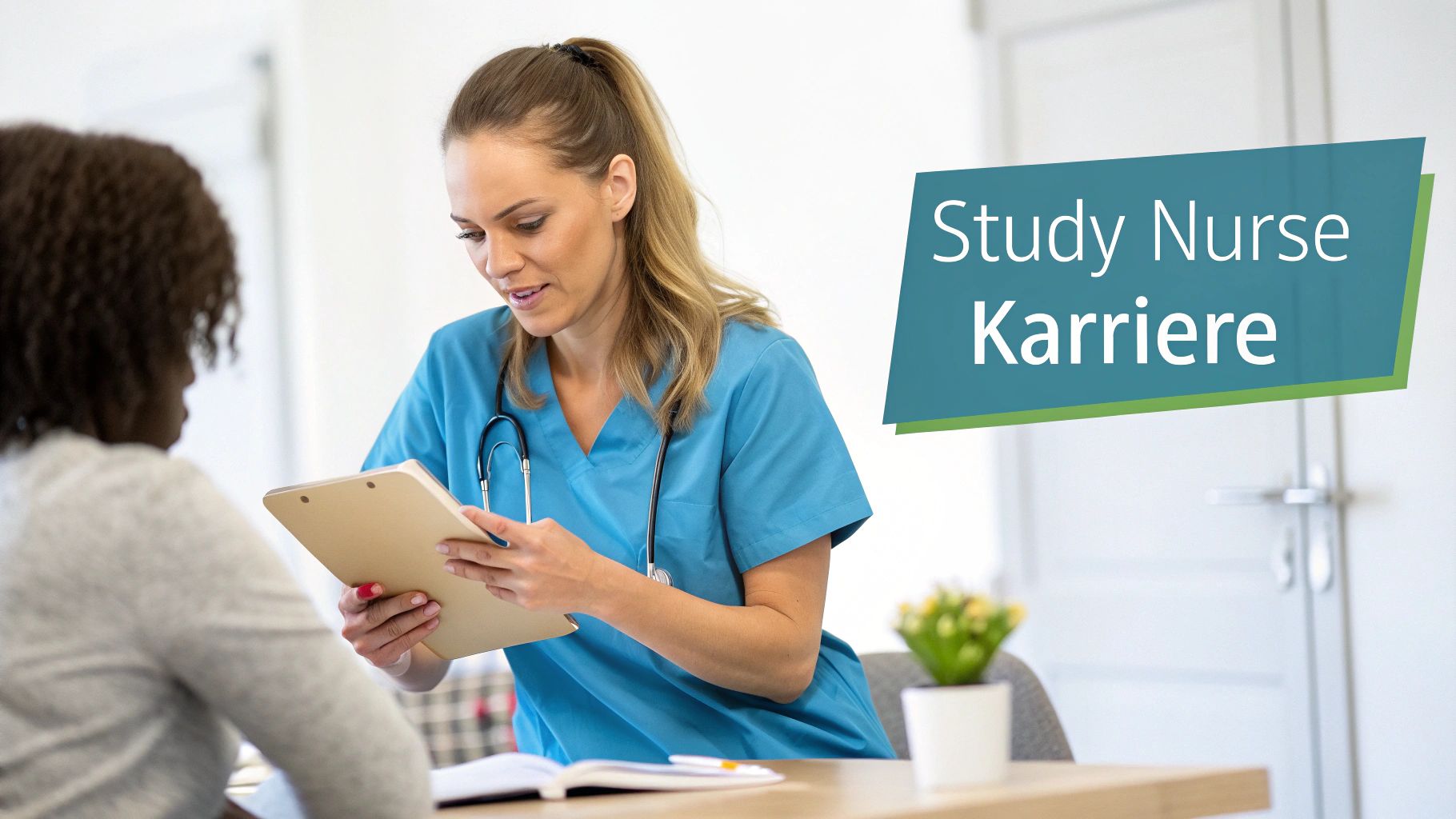 Eine Study Nurse in blauen Kasacks berät eine Patientin, hält ein Klemmbrett. Text: Study Nurse Karriere.
