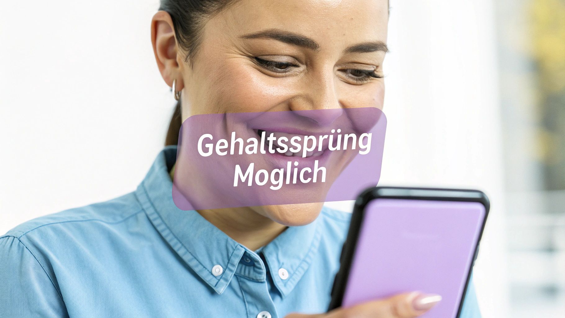 Glückliche Frau mit Smartphone, Text 'Gehaltssprung Möglich', symbolisiert Karrieremöglichkeiten.