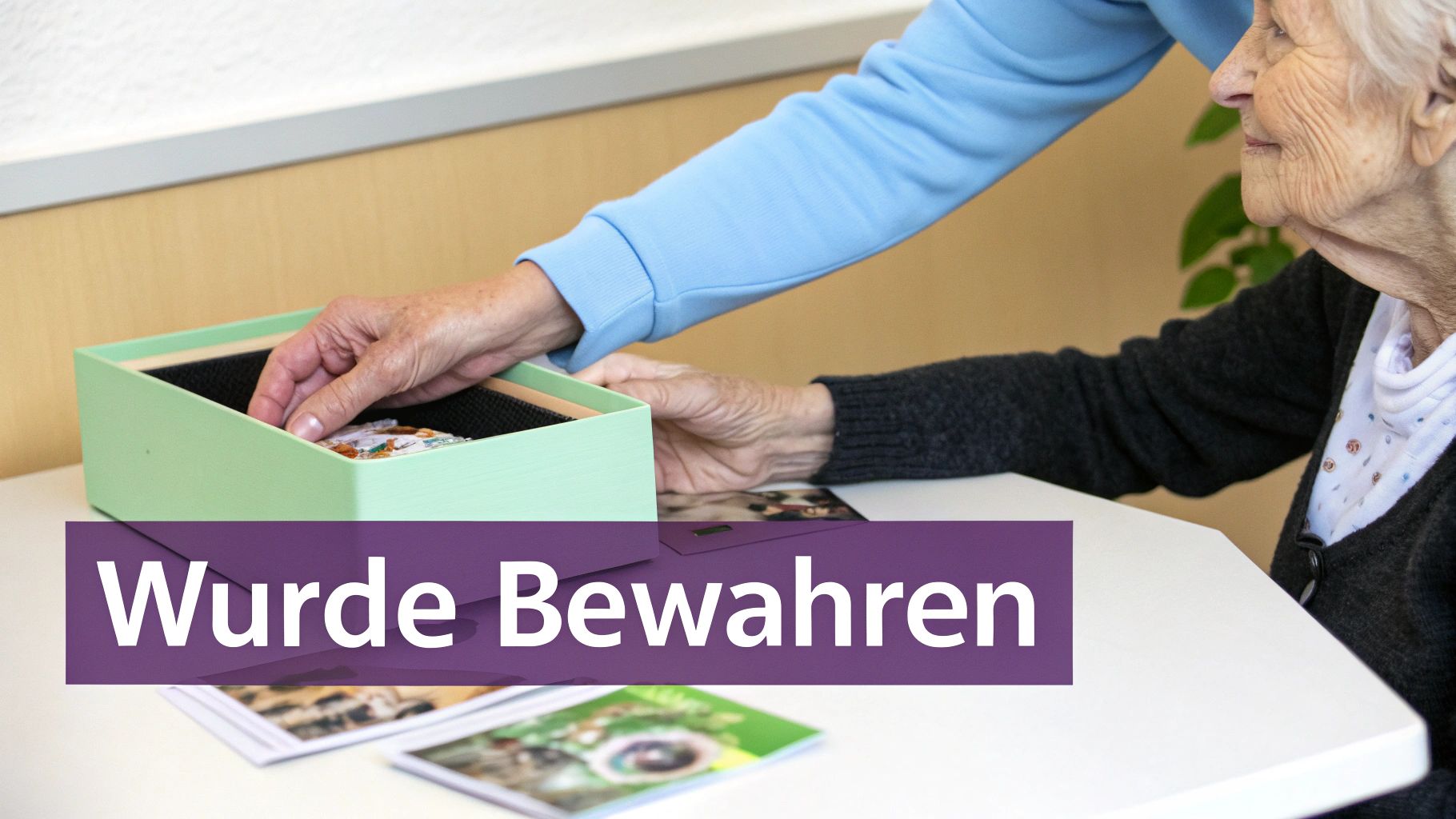 Ältere Frau und Betreuerin sortieren Erinnerungsstücke aus einer grünen Box, symbolisiert liebevolle Pflege.