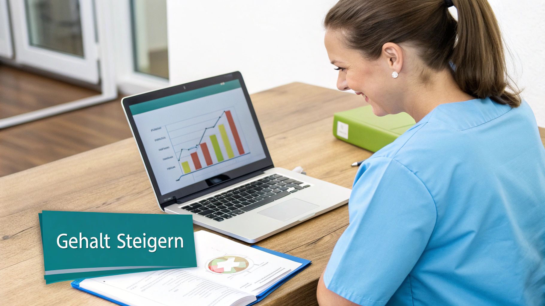 Lachende Frau schaut auf Laptop mit Finanzgrafiken und Karte 'Gehalt Steigern' auf dem Tisch.