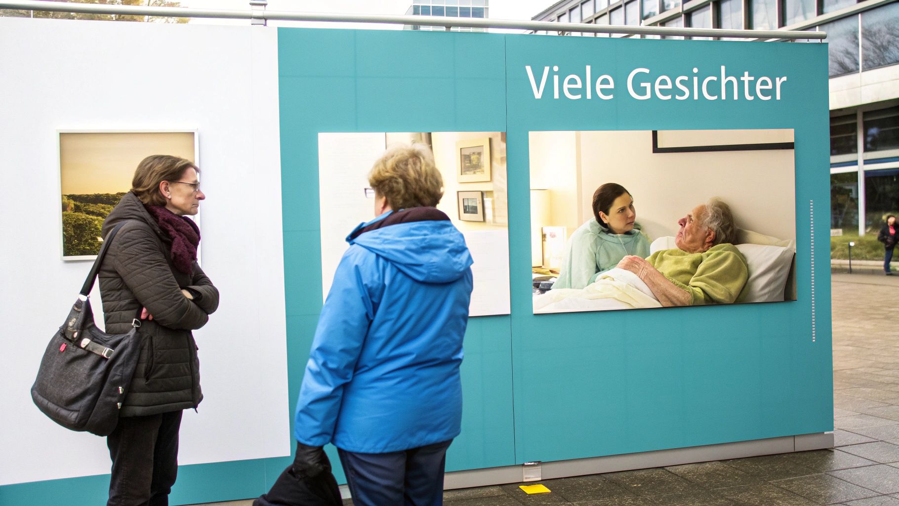 Zwei Frauen betrachten eine Fotoausstellung im Freien mit dem Titel "Viele Gesichter".