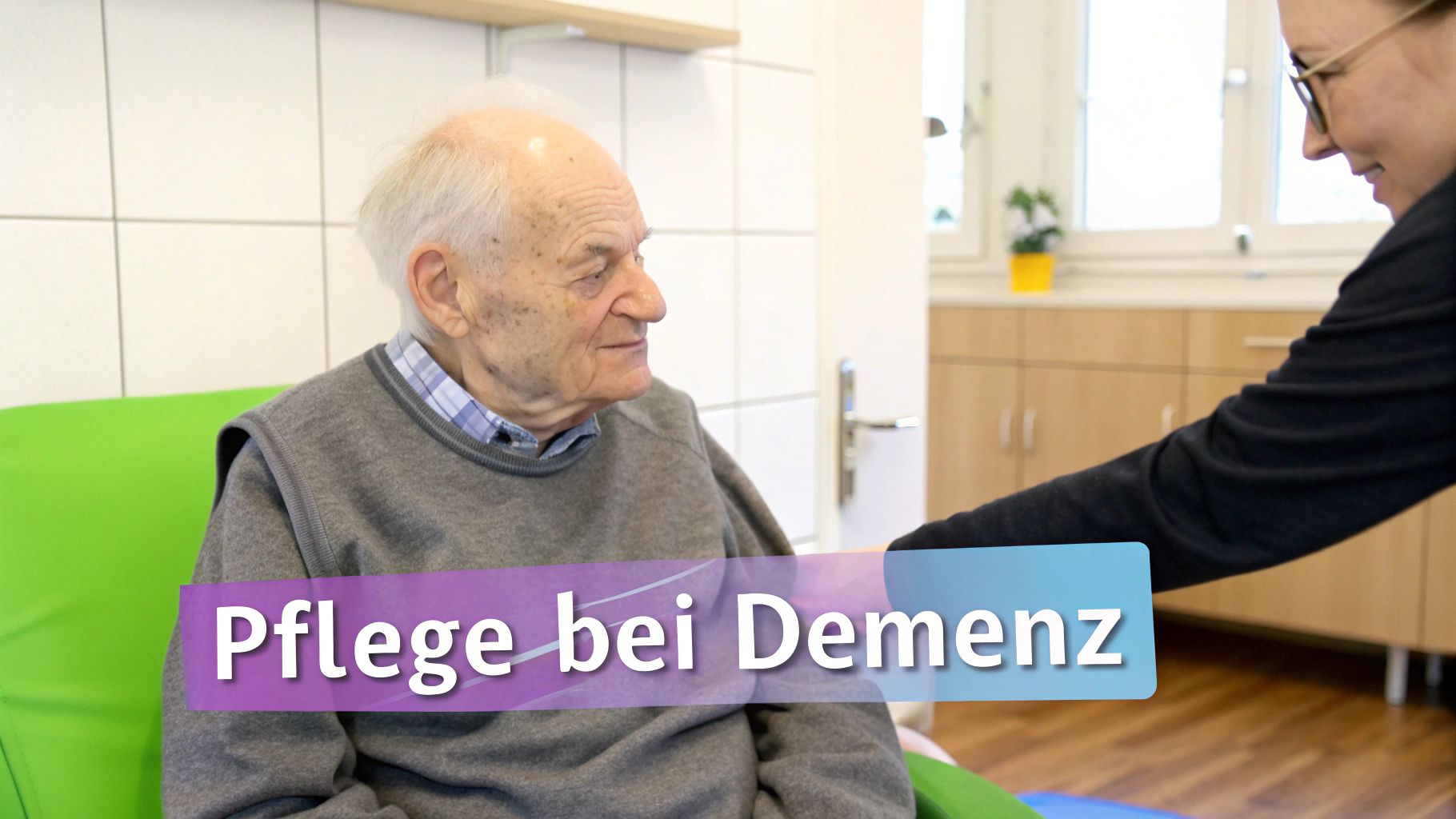 Ein älterer Mann sitzt in einem Sessel und schaut eine lächelnde Pflegerin an, Text: Pflege bei Demenz.