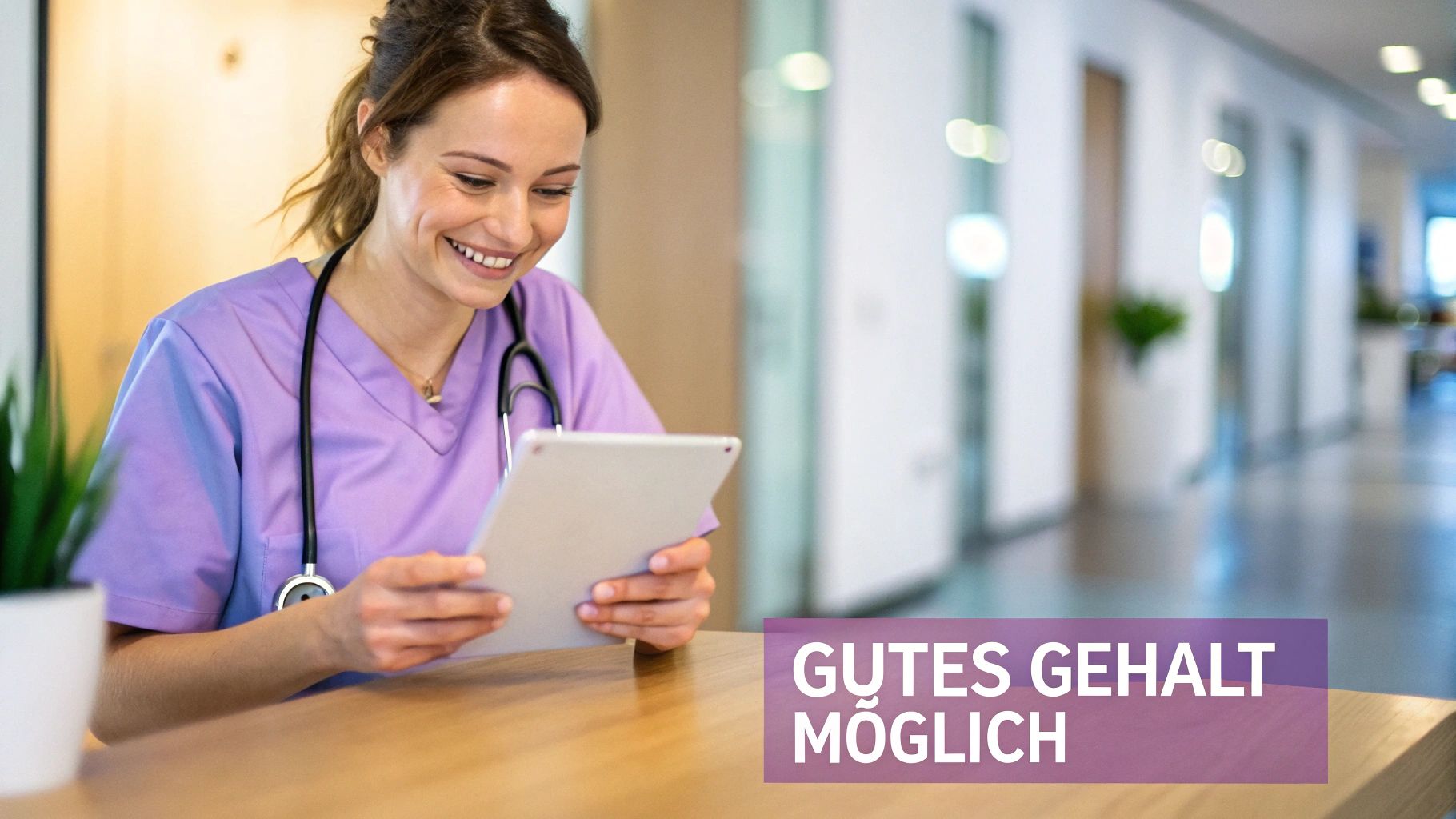Eine lächelnde Krankenschwester in lila Kasack und Stethoskop schaut auf ihr Tablet.