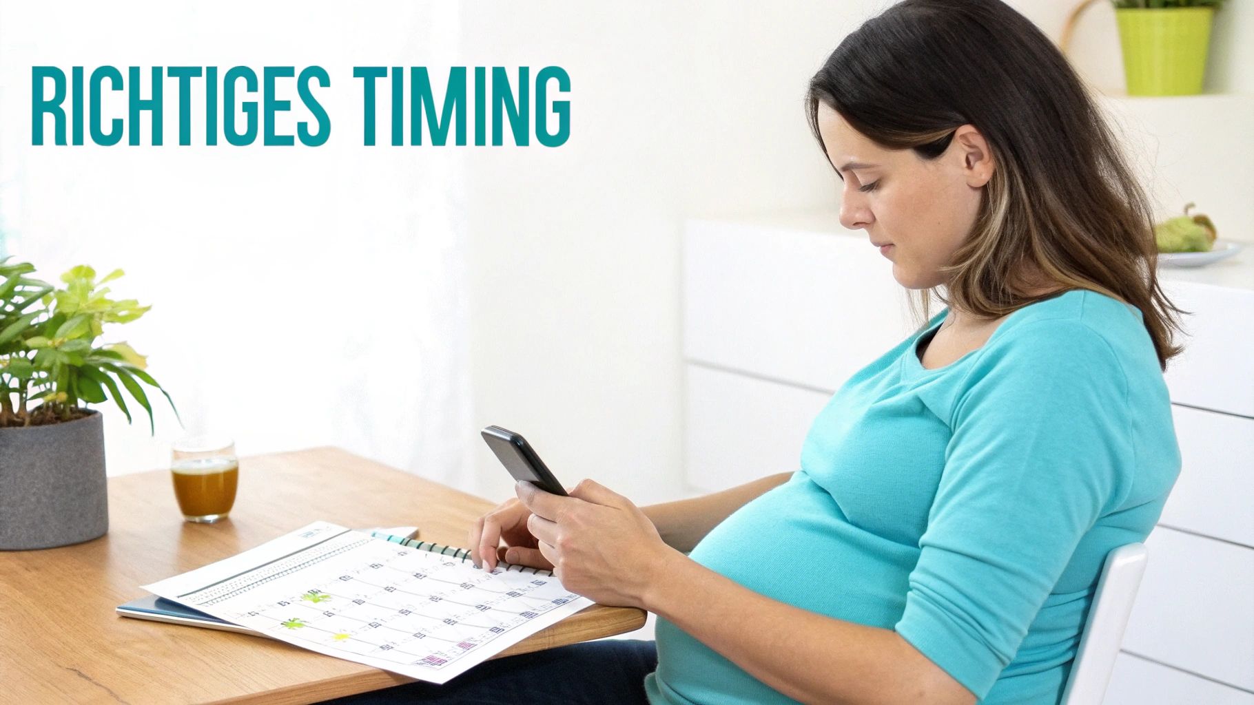 Schwangere Frau plant mit Kalender und Smartphone den richtigen Zeitpunkt für Arbeitgeber-Mitteilung