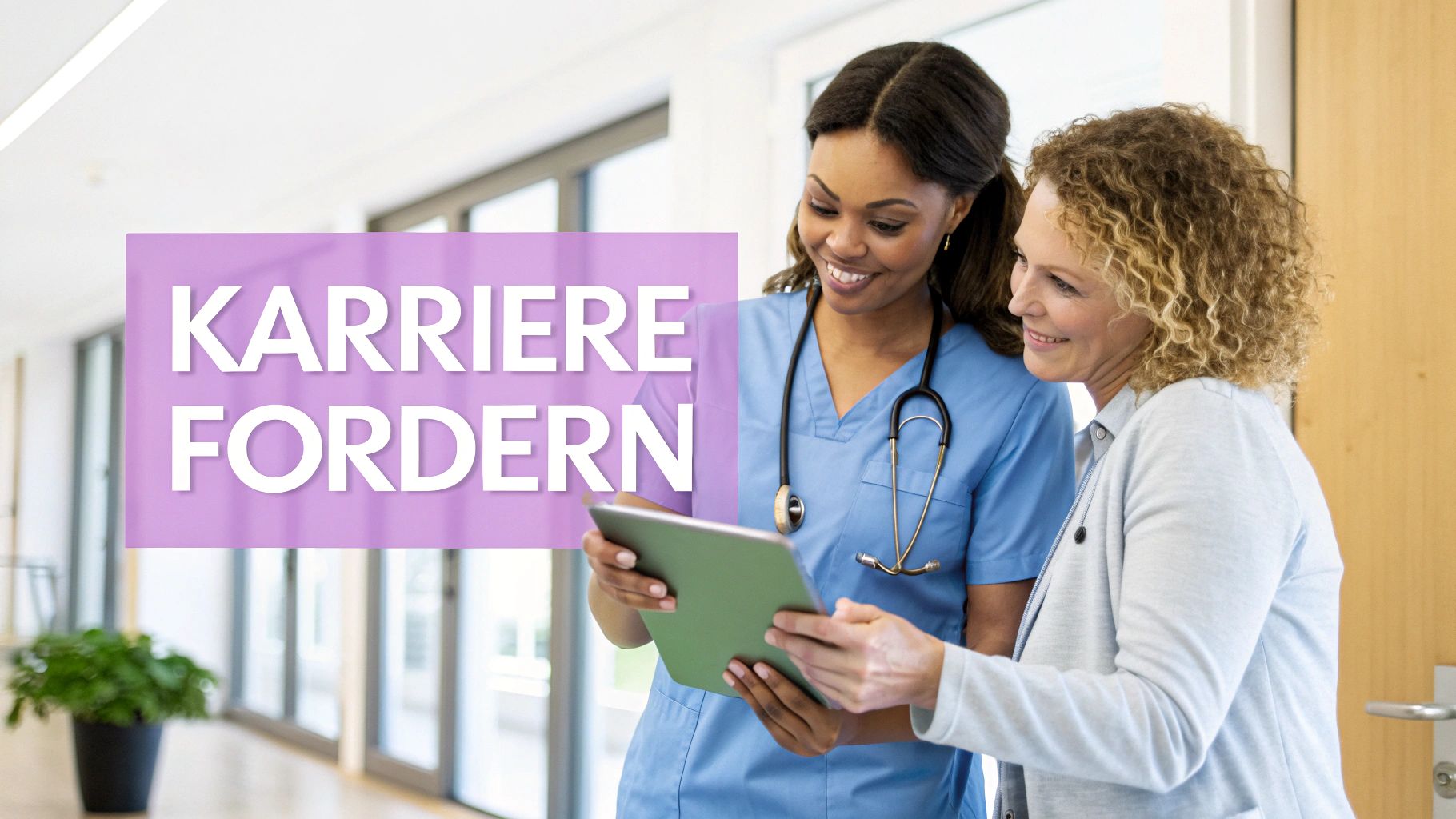 Zwei lächelnde Frauen, eine in OP-Kleidung, schauen gemeinsam auf ein Tablet in einem modernen Krankenhausflur.