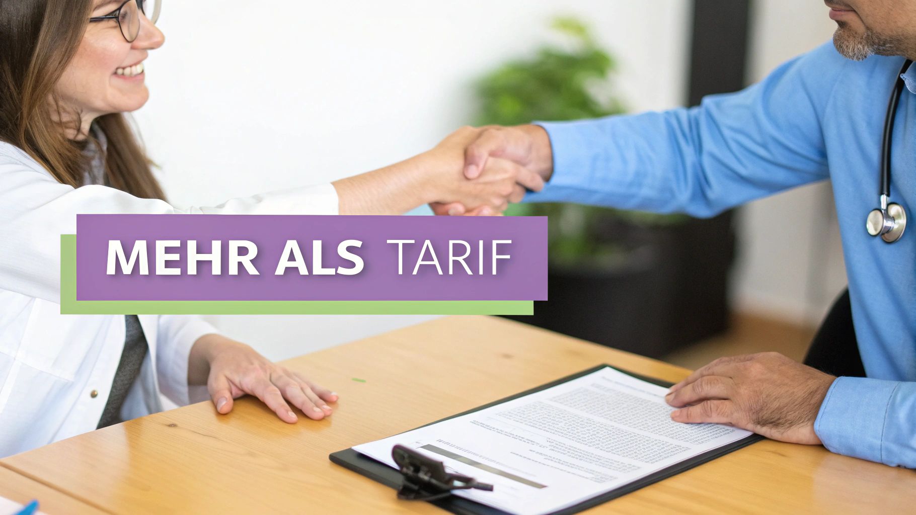 Zwei medizinische Fachkräfte, ein Mann und eine Frau, schütteln sich die Hände über einem Vertrag, mit dem Text 'MEHR ALS TARIF'.