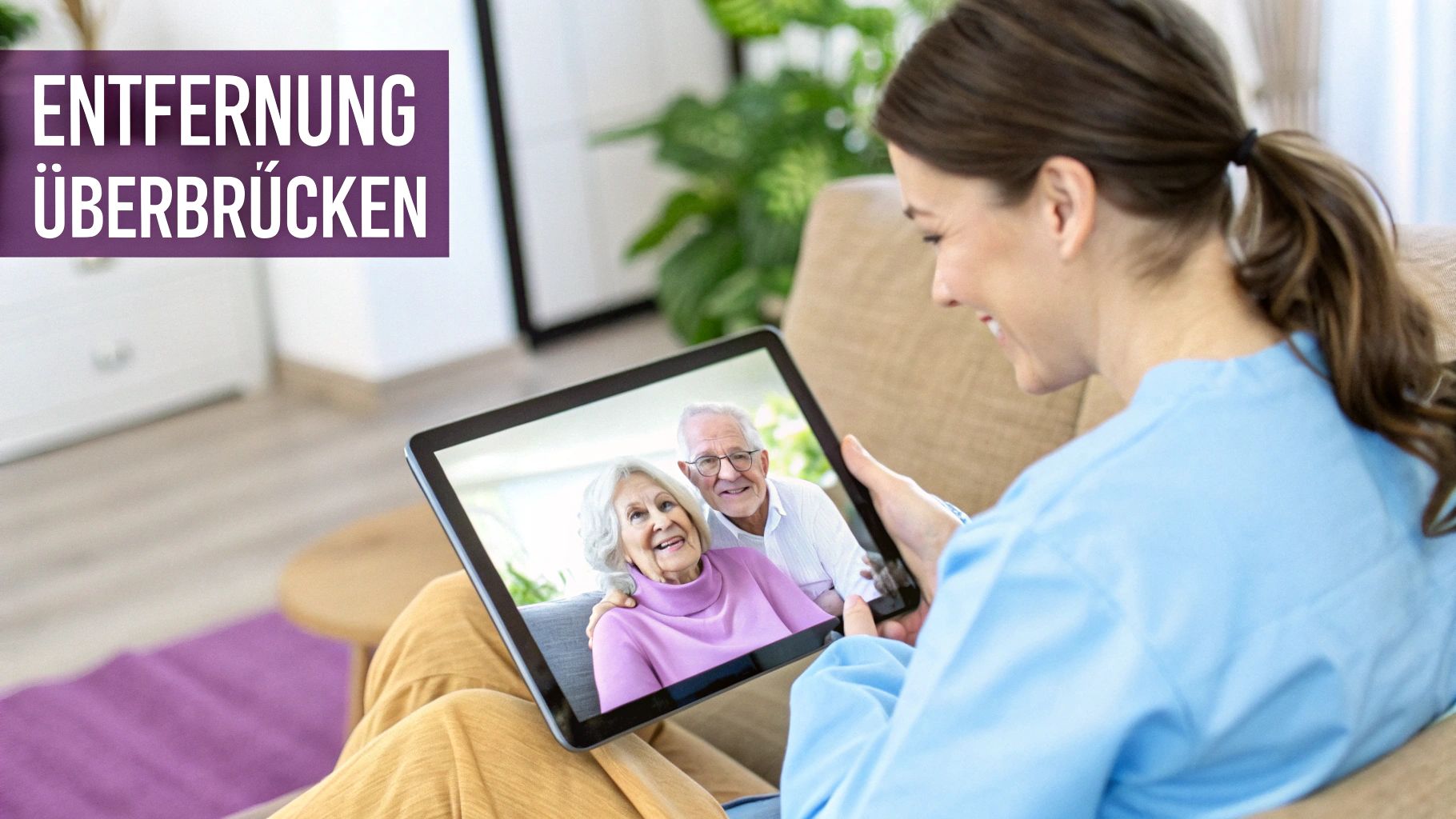 Eine junge Frau hält ein Tablet und führt einen Videoanruf mit einem lächelnden älteren Paar. Text: ENTFERNUNG ÜBERBRÜCKEN.