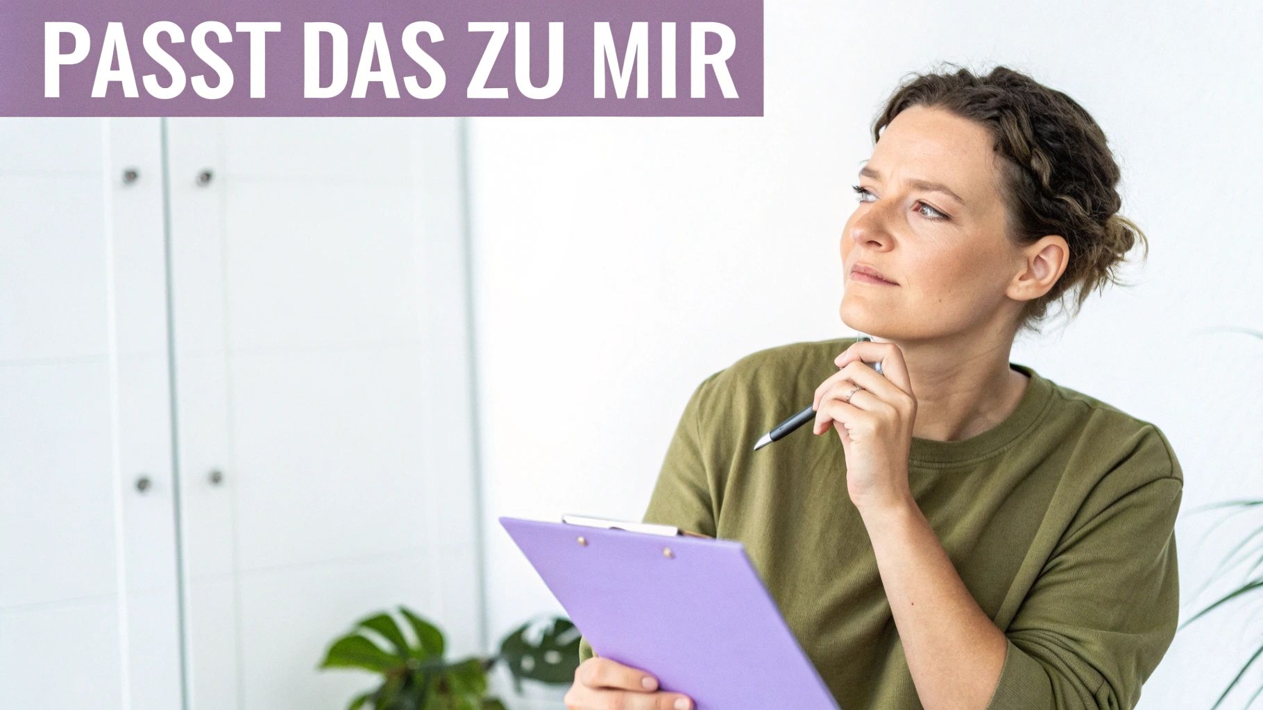 Nachdenkliche Frau mit Klemmbrett und Stift überlegt Karrierewechsel in die Pflege