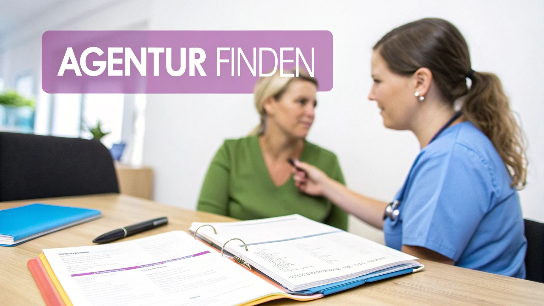 Eine Pflegekraft sitzt lächelnd in einem modernen Büro und führt ein Gespräch mit einem Berater, der ihr Unterlagen zeigt.