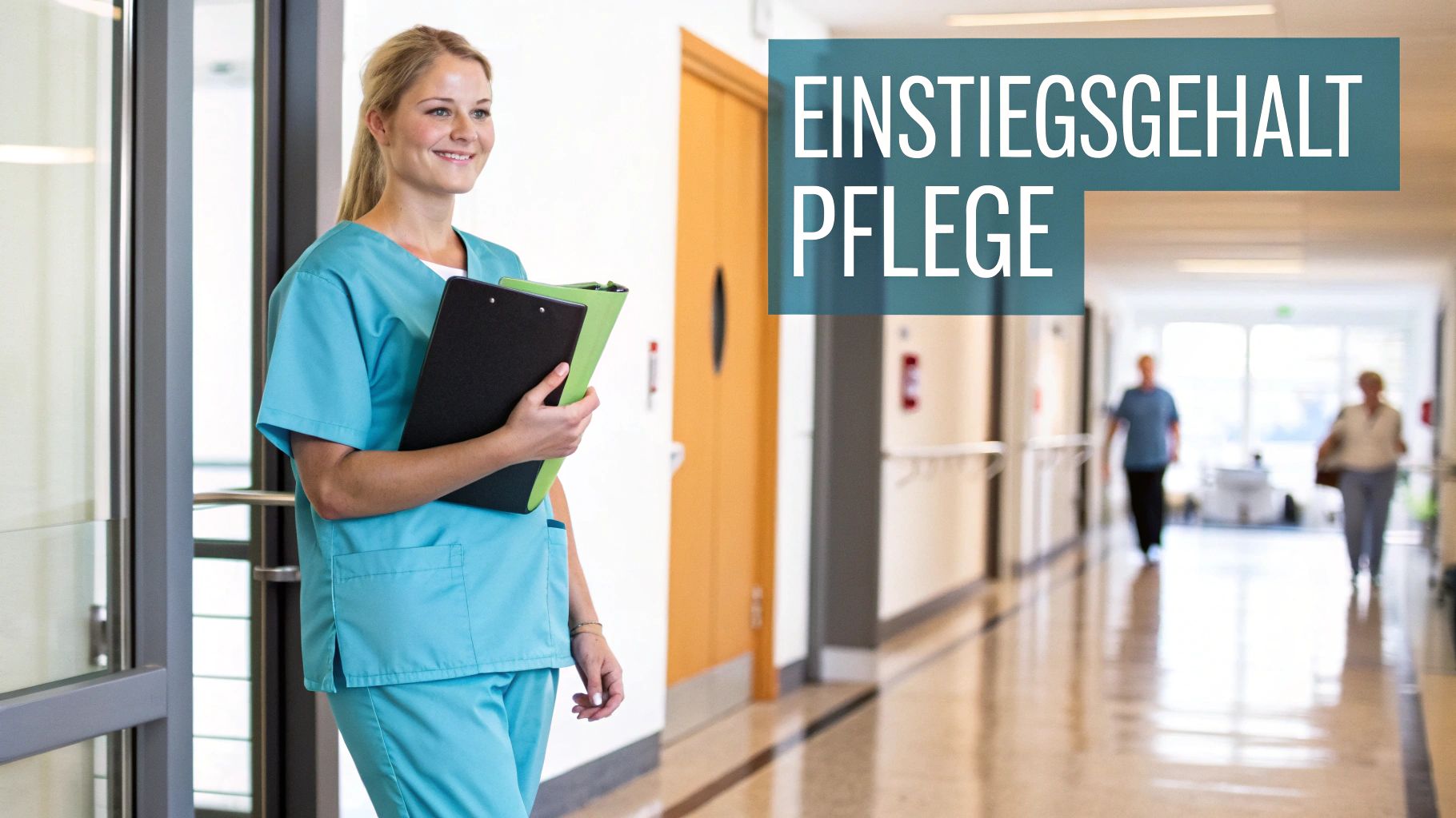Lächelnde Pflegefachkraft in blauer Arbeitskleidung mit Klemmbrettern in einem Krankenhausflur, mit dem Text "EINSTIEGSGEHALT PFLEGE".