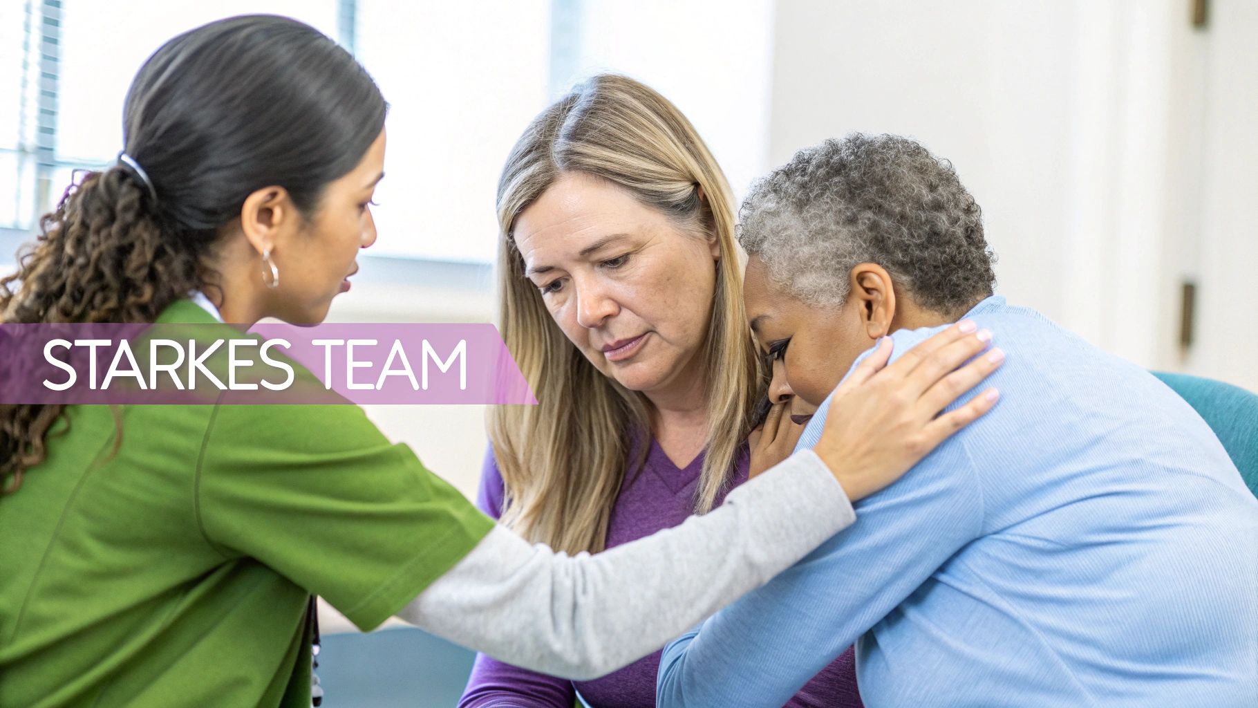 Eine Ärztin oder Pflegerin tröstet eine ältere, trauernde Patientin, während eine weitere Frau unterstützend zusieht. STARKES TEAM.