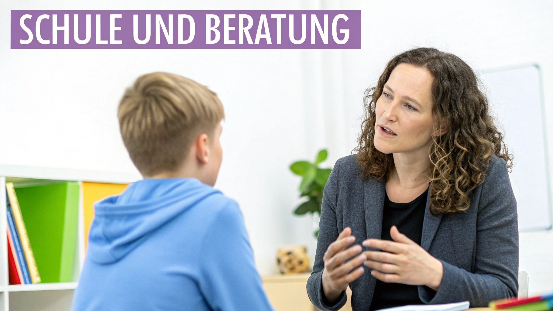 Eine freundliche Beraterin spricht mit einem jungen Schüler über schulische Herausforderungen und Unterstützung.