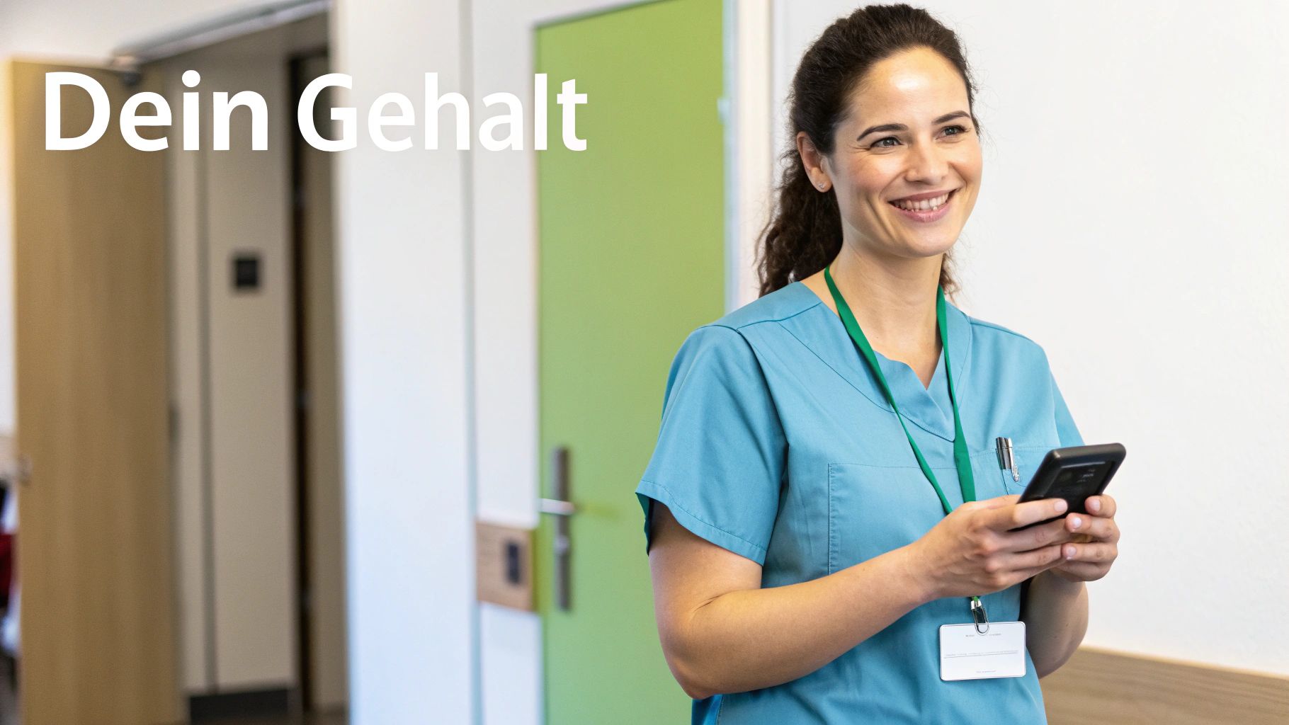 Lachende Krankenschwester in türkisfarbener Arbeitskleidung hält ein Smartphone vor einem grünen Gang mit dem Text 'Dein Gehalt'.