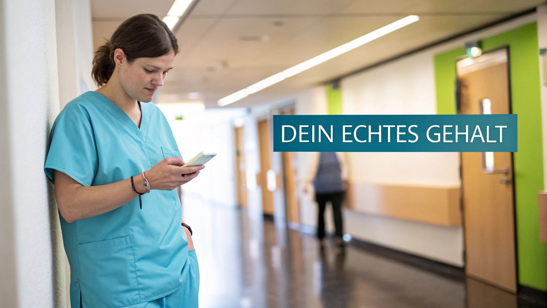 Eine Krankenschwester in hellblauen Kasacks lehnt sich in einem Krankenhausflur an eine Wand und schaut auf ihr Smartphone.