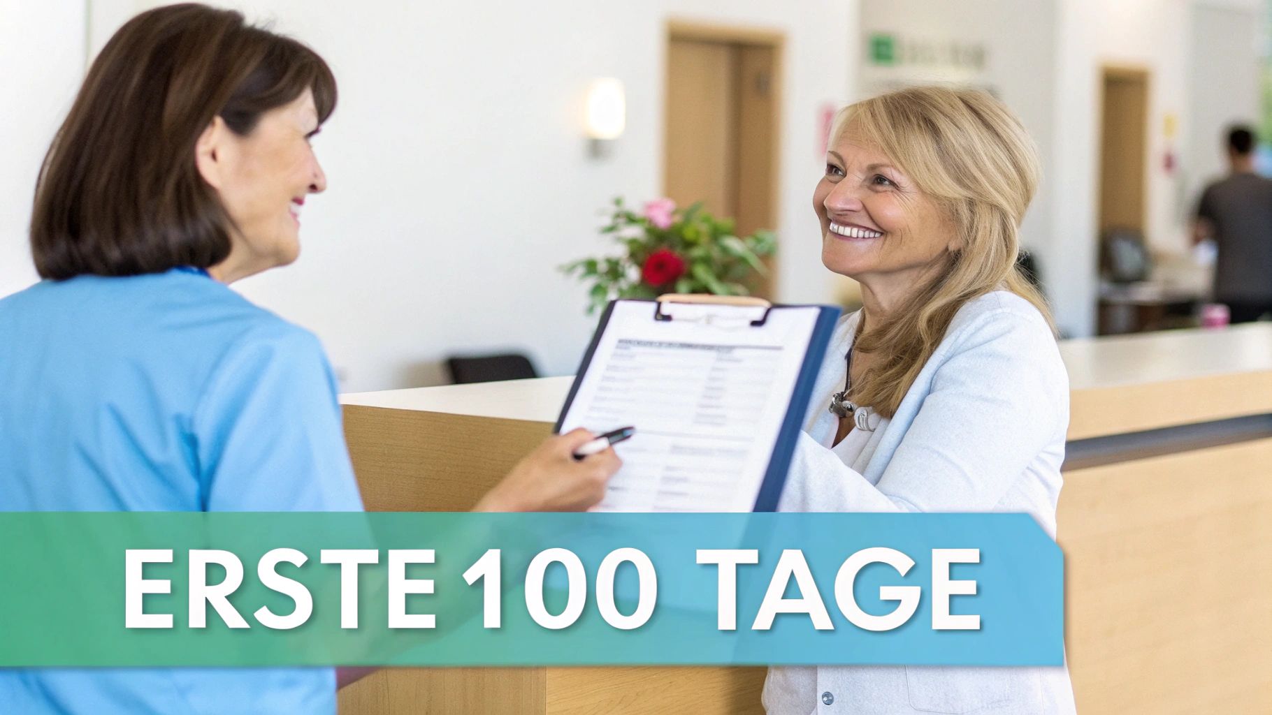 Zwei lächelnde Frauen interagieren an einer Rezeption, eine in medizinischer Kleidung, beim Ausfüllen von Formularen.