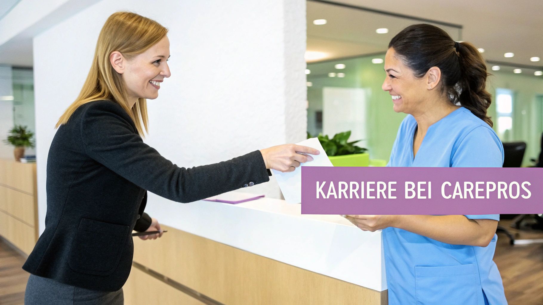 Lachende Businessfrau übergibt Dokumente an eine lächelnde Pflegekraft am Empfang, mit Schriftzug 'Karriere bei Carepros'.
