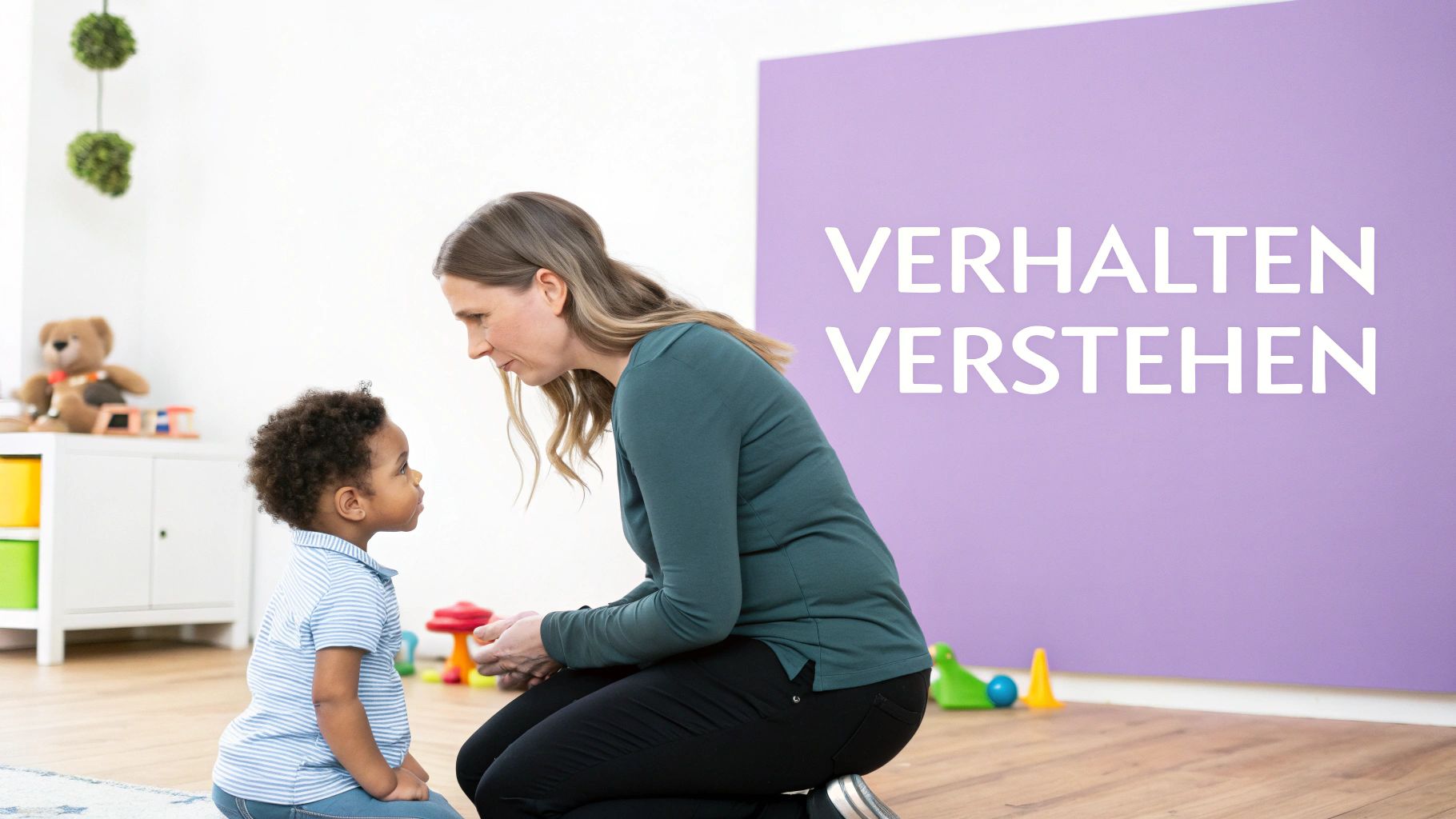 Frau kniet auf Augenhöhe vor einem Kind, beide schauen sich an. Im Hintergrund steht 'Verhalten Verstehen'.