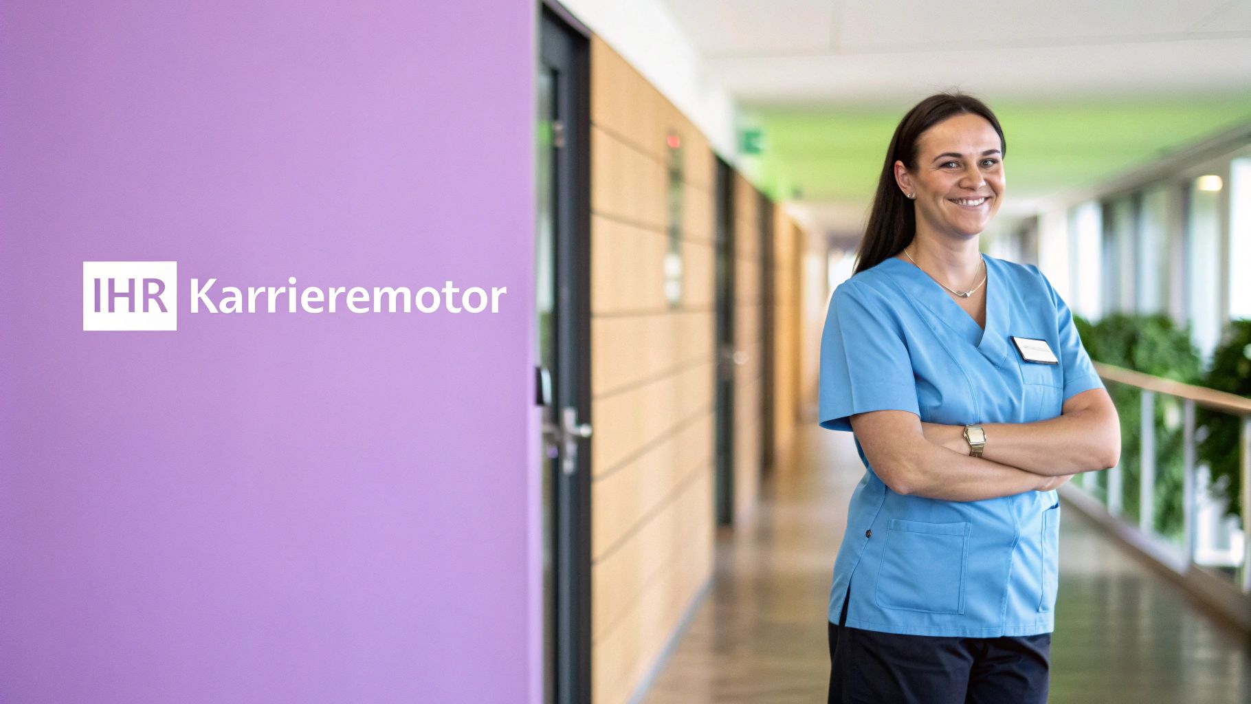 Lächelnde Pflegefachkraft in blauer Arbeitskleidung steht in einem modernen Flur neben dem Text 'IHR Karrieremotor'.