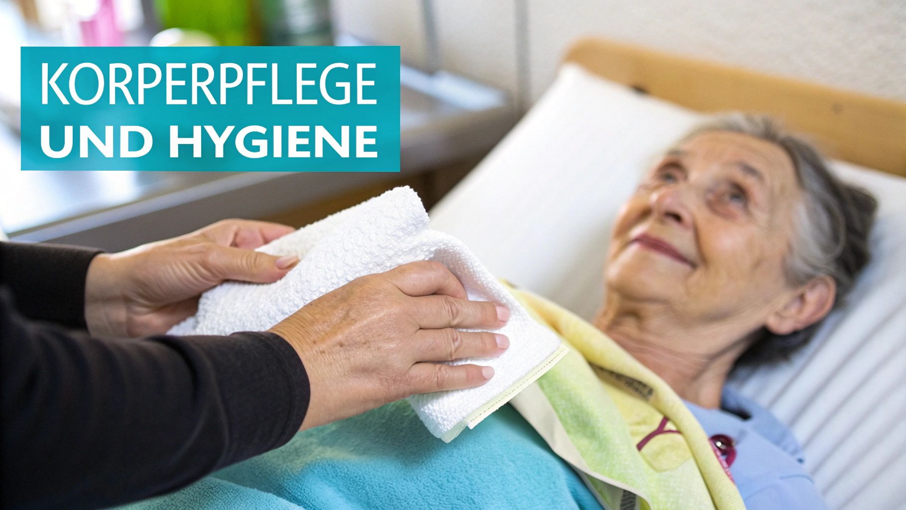 Hände einer Pflegekraft halten ein Handtuch, während eine ältere Frau im Bett liegt, um Körperpflege zu erhalten.