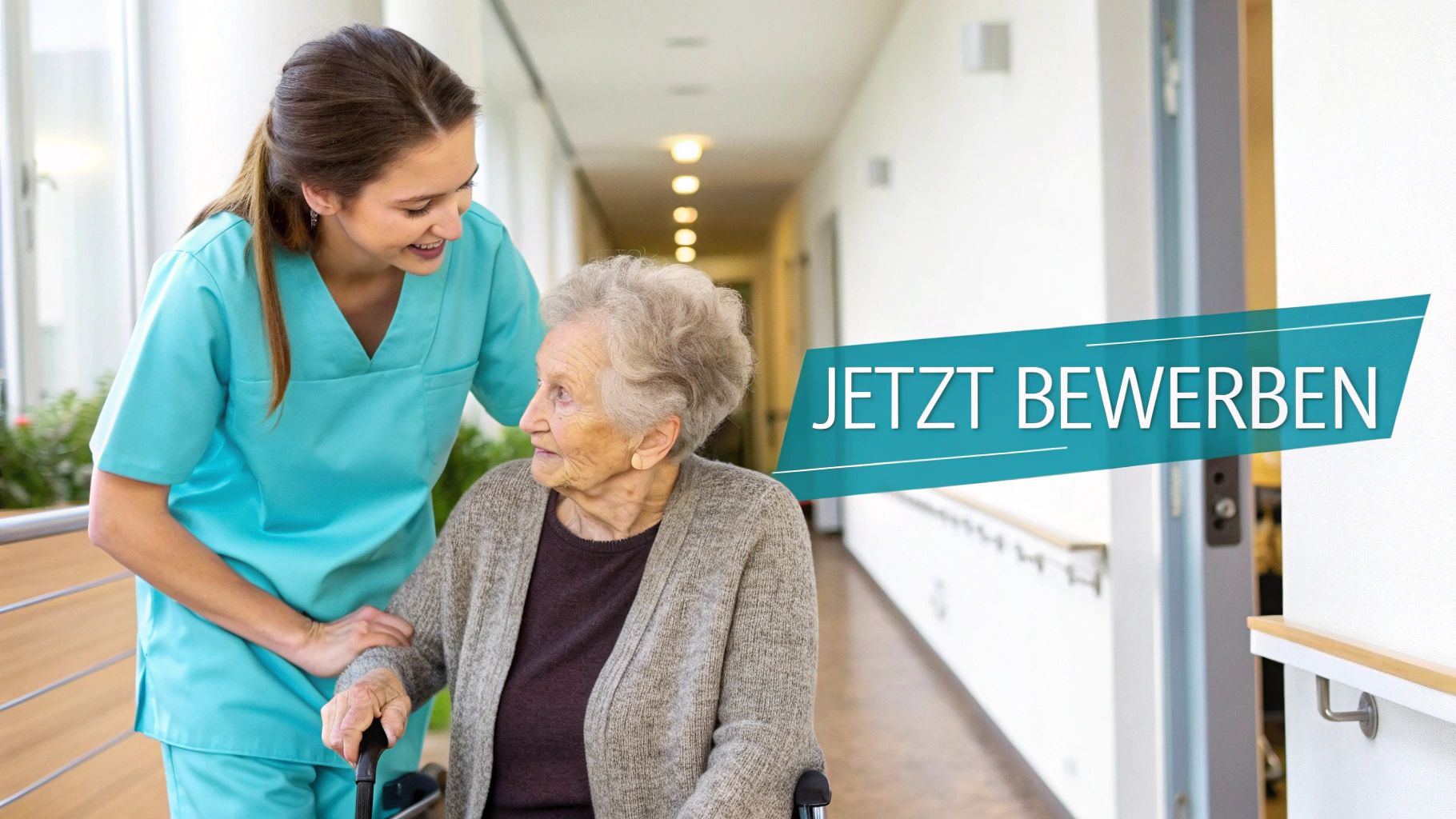 Junge Pflegekraft lächelt und unterstützt ältere Frau im Rollstuhl im Flur im Flur. Text: JETZT BEWERBEN.