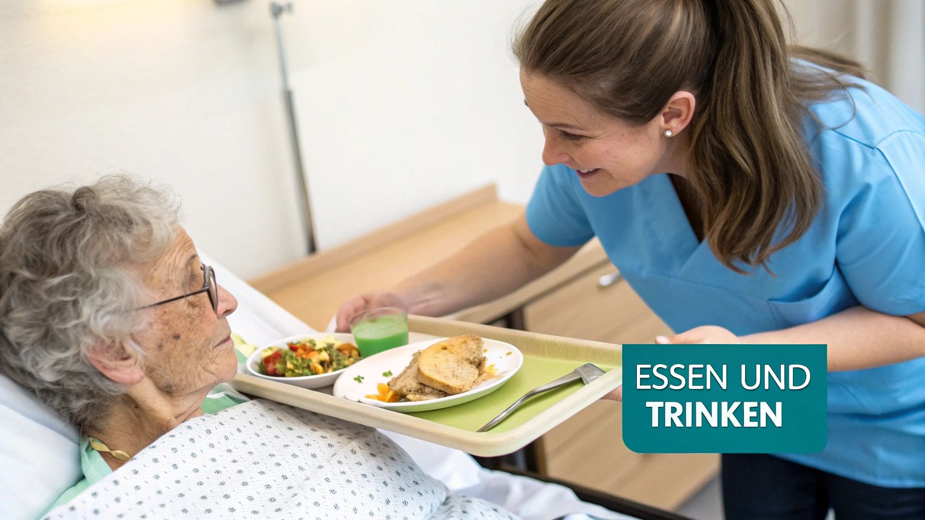 Eine lächelnde Krankenschwester bringt einer älteren Patientin im Krankenhausbett ein Tablett mit Essen und Trinken.