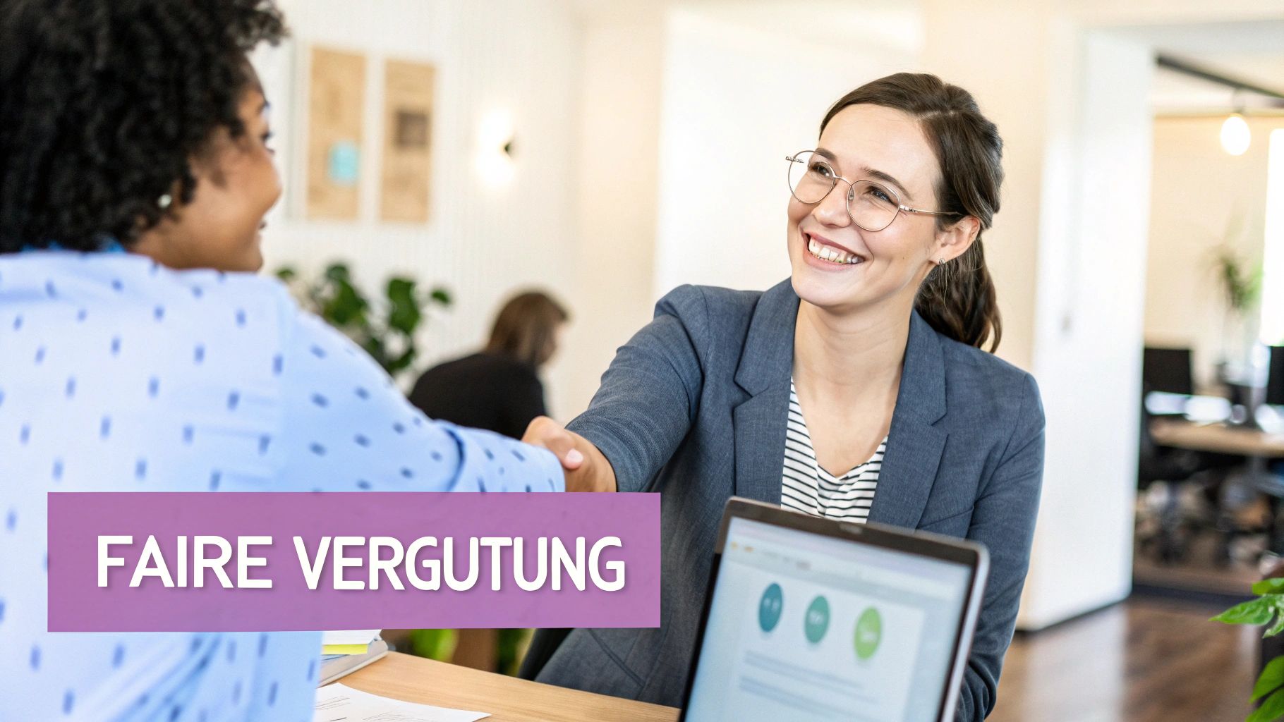 Zwei lächelnde Frauen schütteln sich die Hände, mit dem Text 'Faire Vergütung' überlagert.