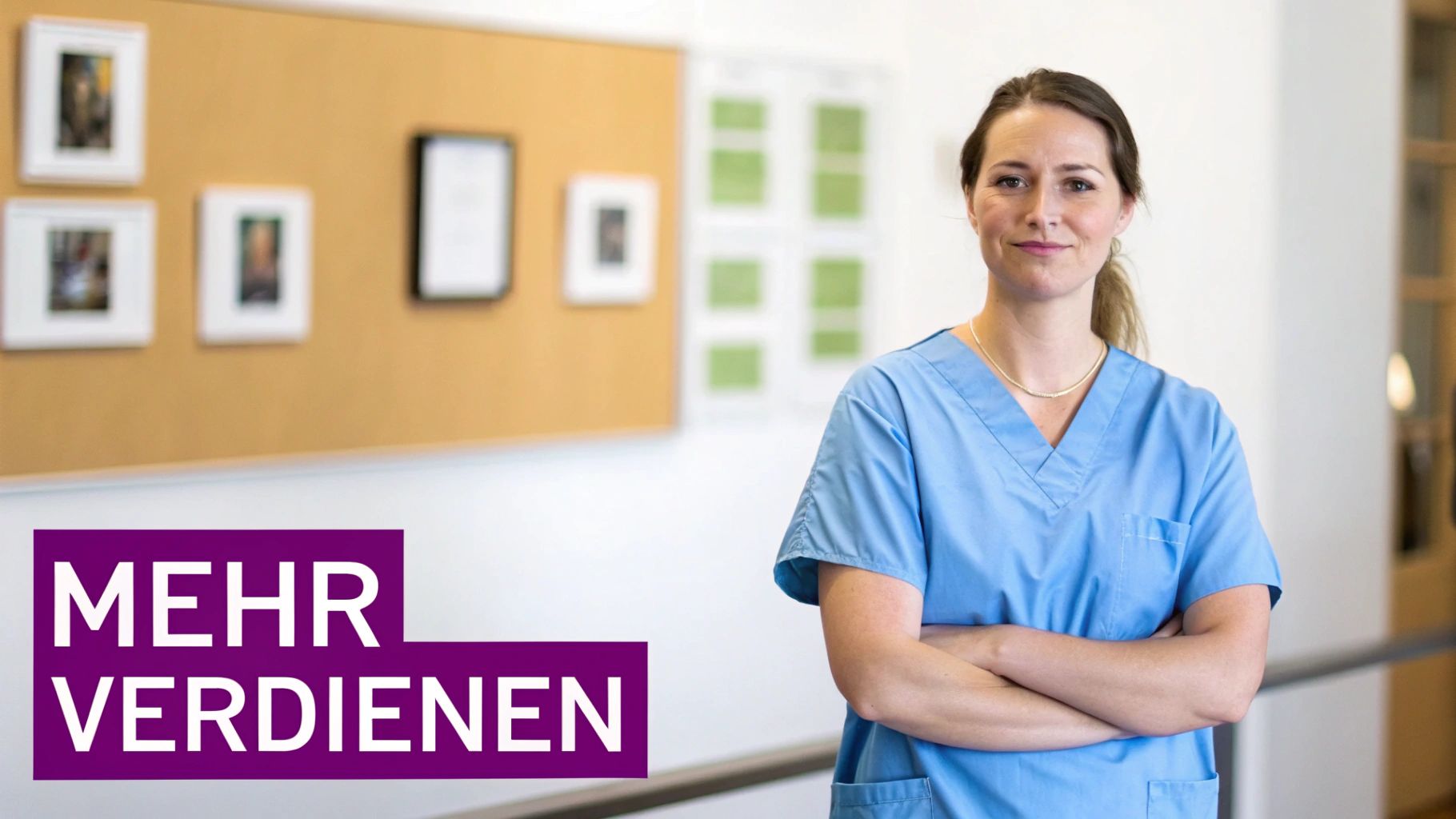 Eine lächelnde Krankenschwester in blauer Arbeitskleidung steht mit verschränkten Armen in einem Krankenhausflur. Links ist der Text "MEHR VERDIENEN" zu sehen.