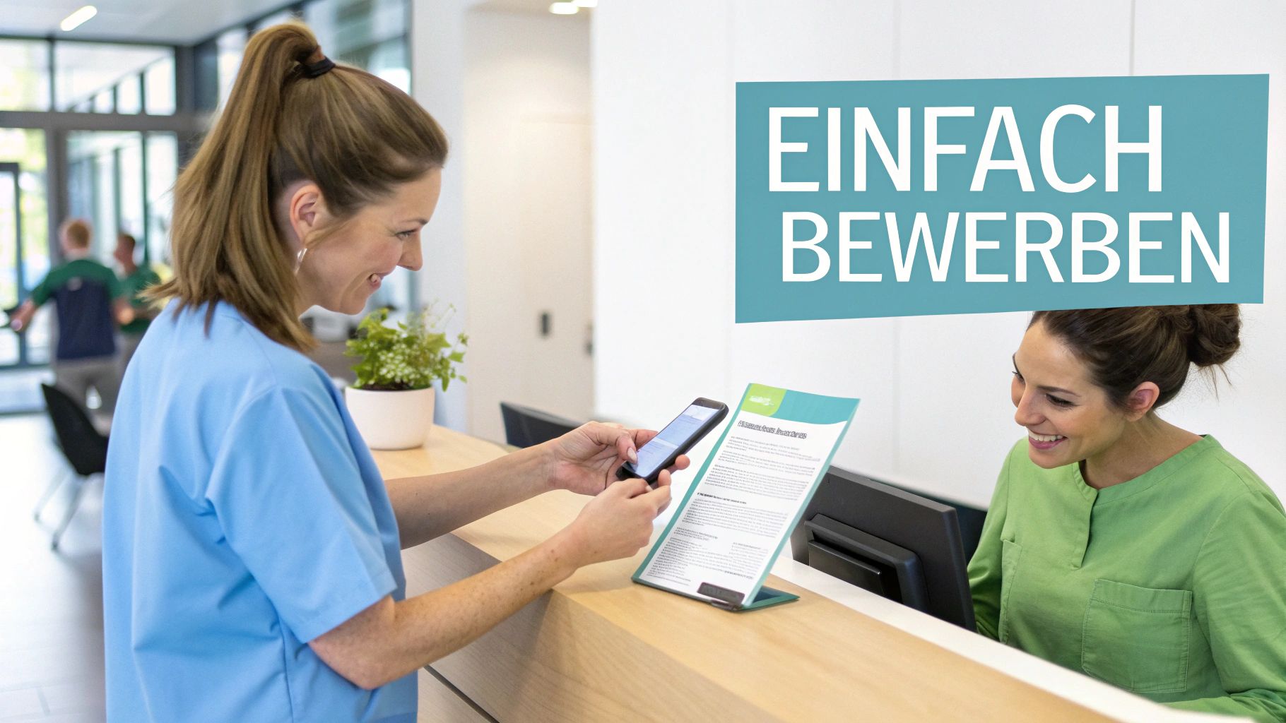 Zwei lächelnde Frauen in Berufskleidung an einem Empfangstresen, eine bewirbt sich einfach per Smartphone.